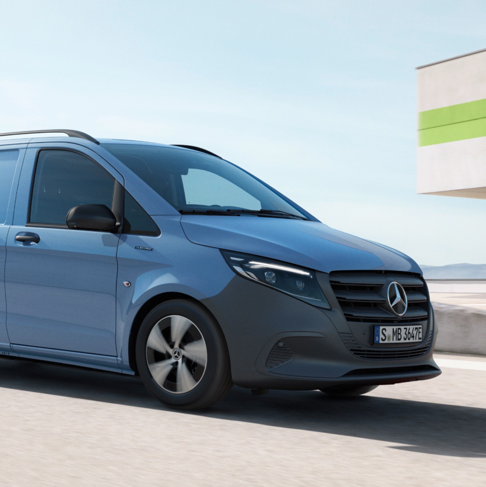 Mercedes-Benz eVito Furgon zaparkowany na dachu parkingu wielopoziomowego.