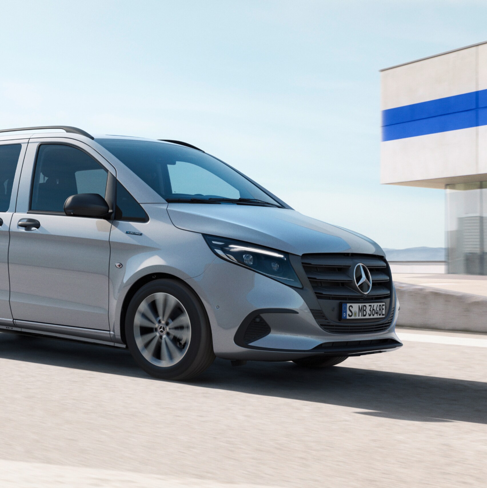  Mercedes-Benz eVito Tourer zaparkowany na dachu parkingu wielopoziomowego.