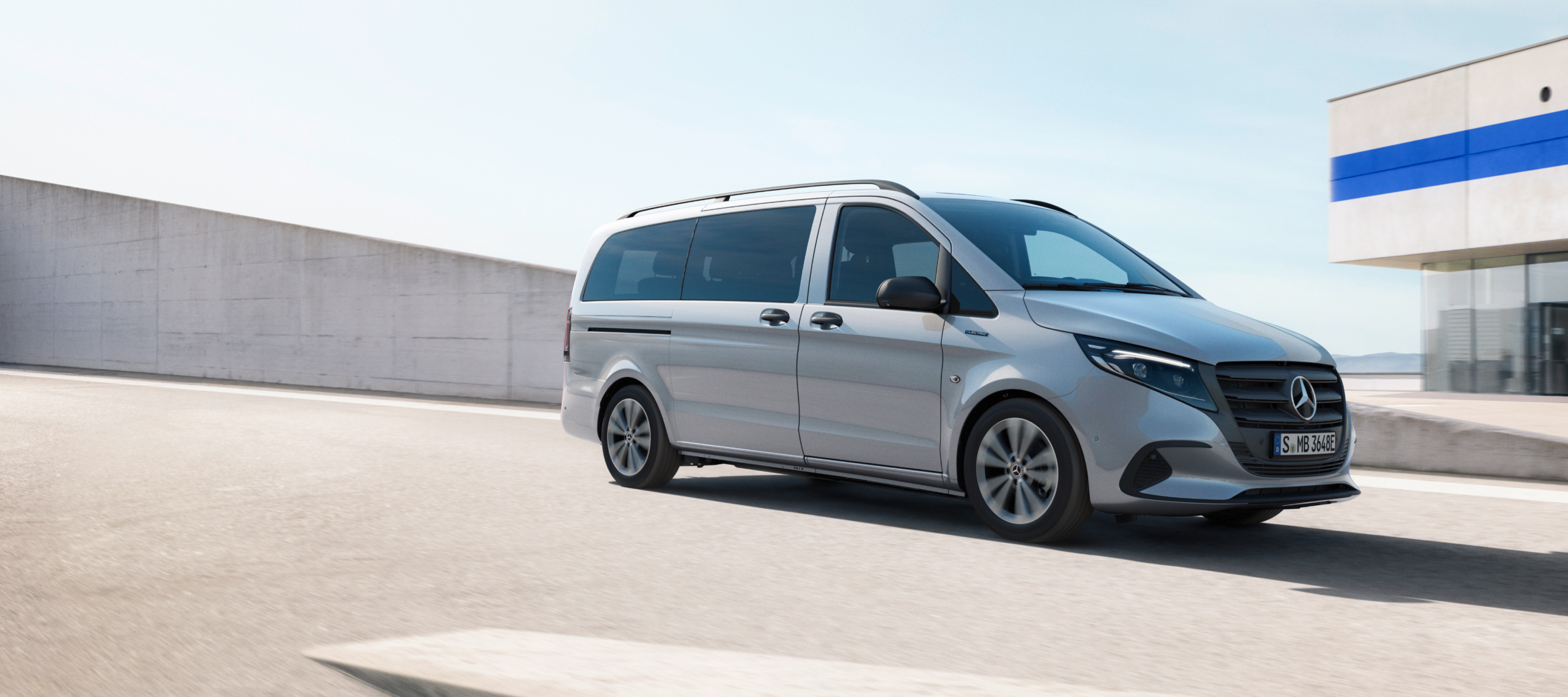 Porównanie pojazdów | eVito Tourer | Mercedes-Benz Mercedes-Benz eVito Tourer zaparkowany na dachu parkingu wielopoziomowego.