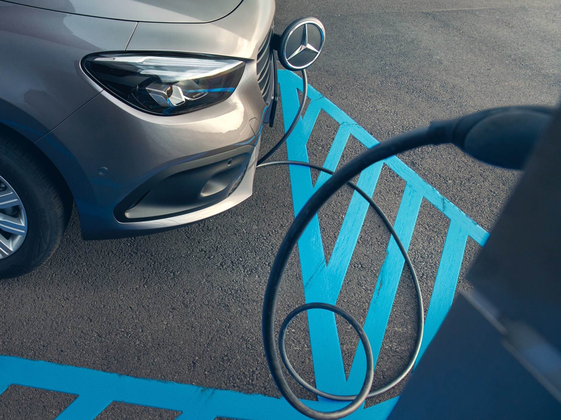 Mercedes-Benz eCitan Tourer podczas ładowania.