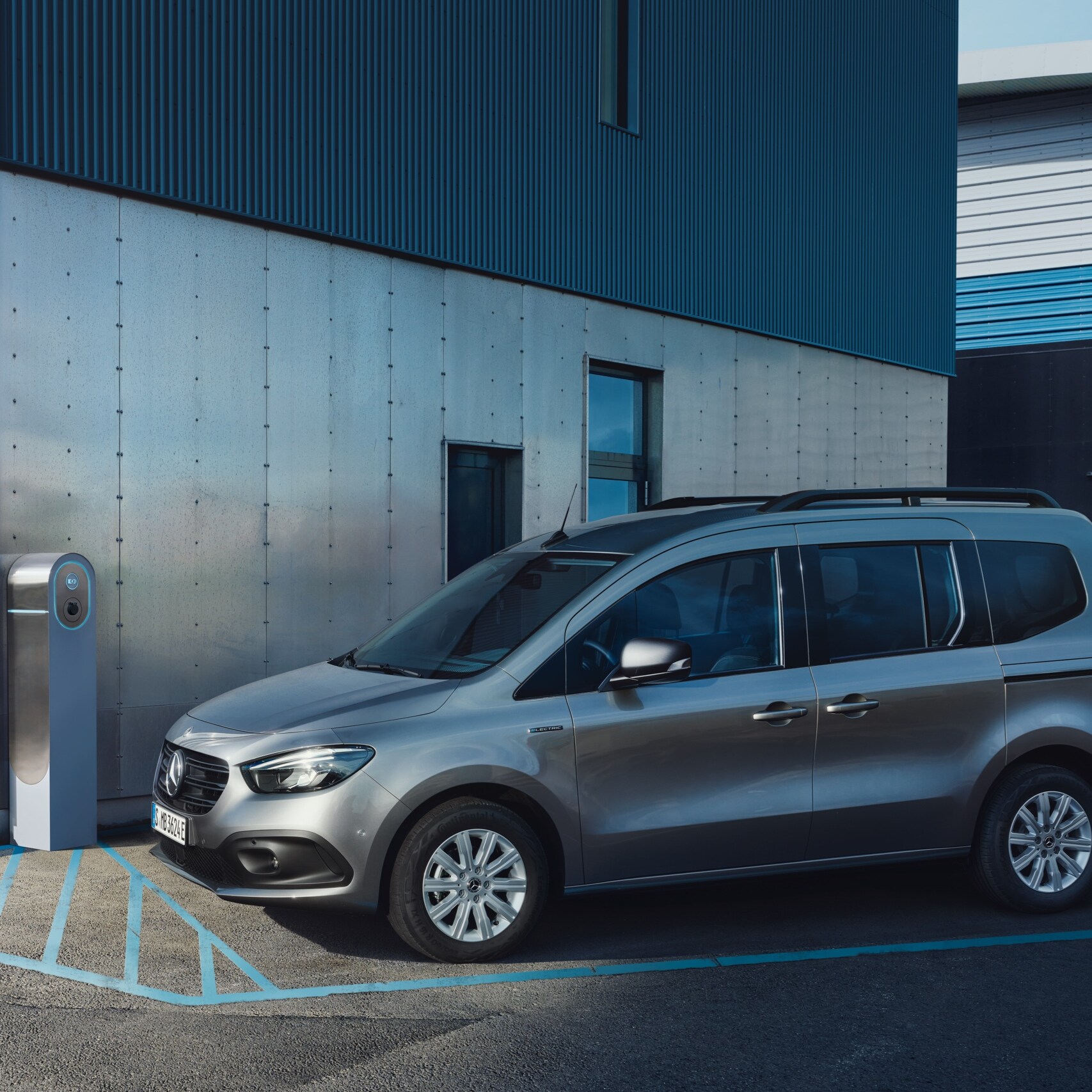 Mercedes-Benz eCitan Tourer na stacji ładowania.