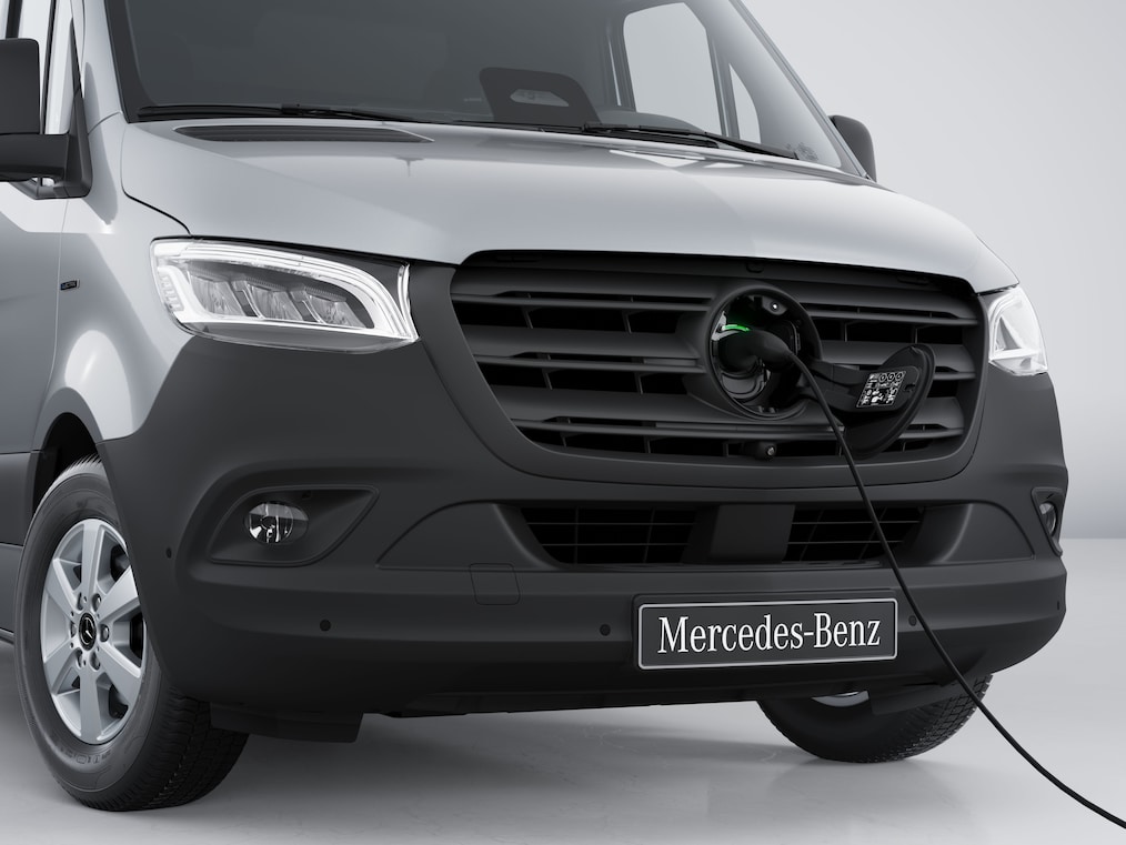 Gniazdo ładowania modelu Mercedes-Benz eSprinter Podwozie do zabudowy podłączone do kabla ładowarki.