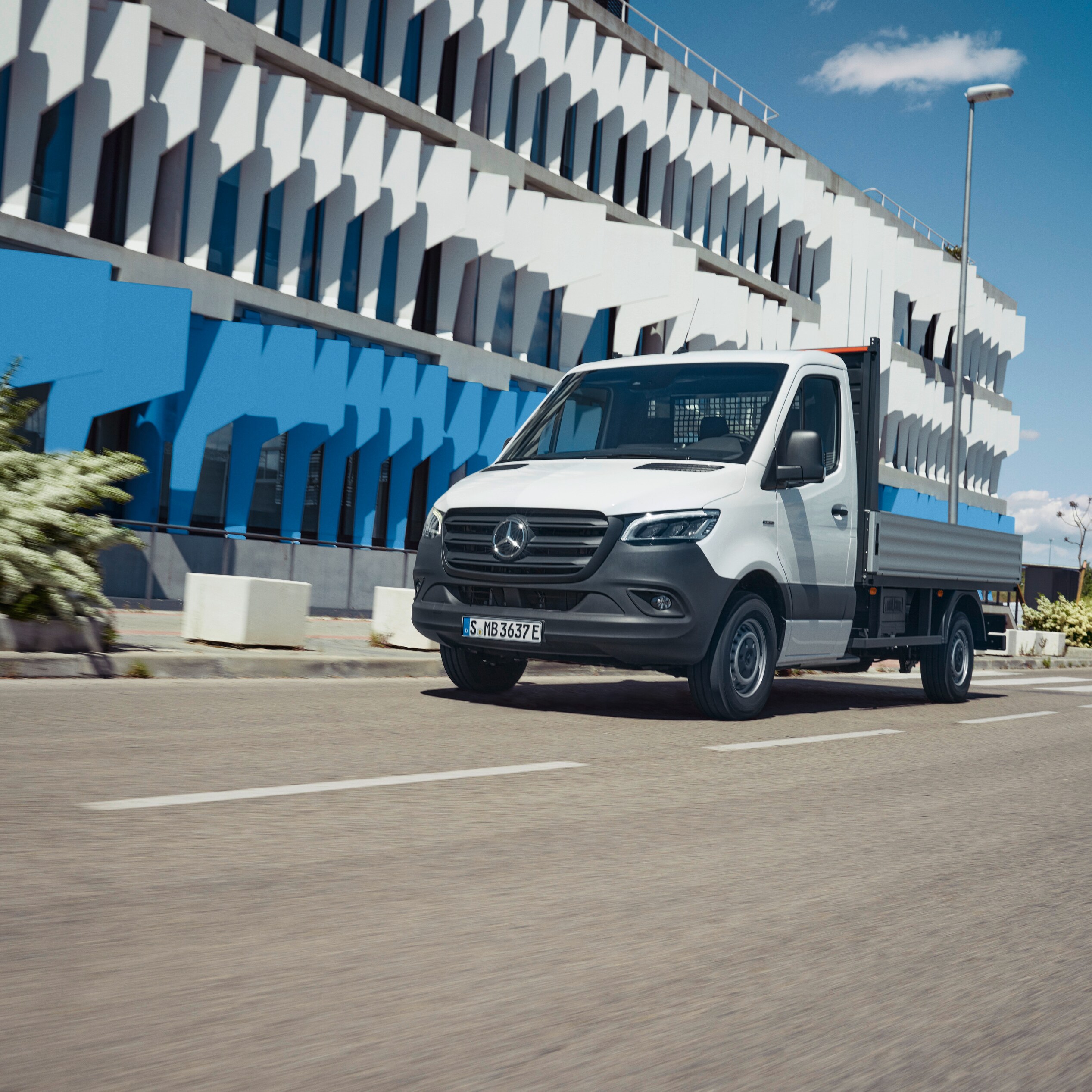 Pojazd skrzyniowy Mercedes-Benz.