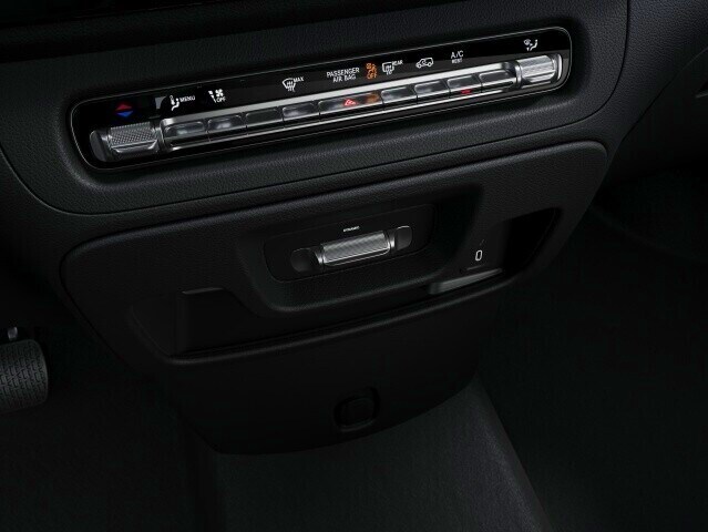 Klimatyzacja TEMPMATIC z regulacją półautomatyczną w modelu Mercedes-Benz Vito.