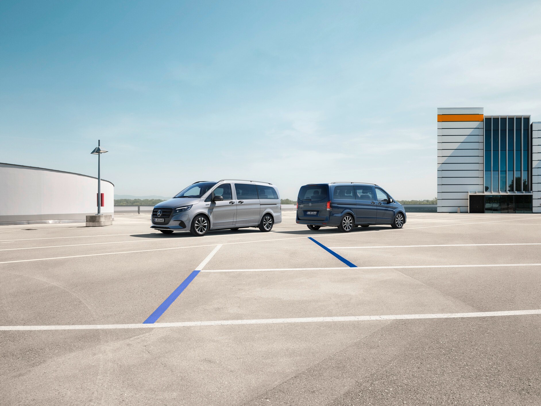 Modele Vito Tourer i eVito Tourer na parkingu.