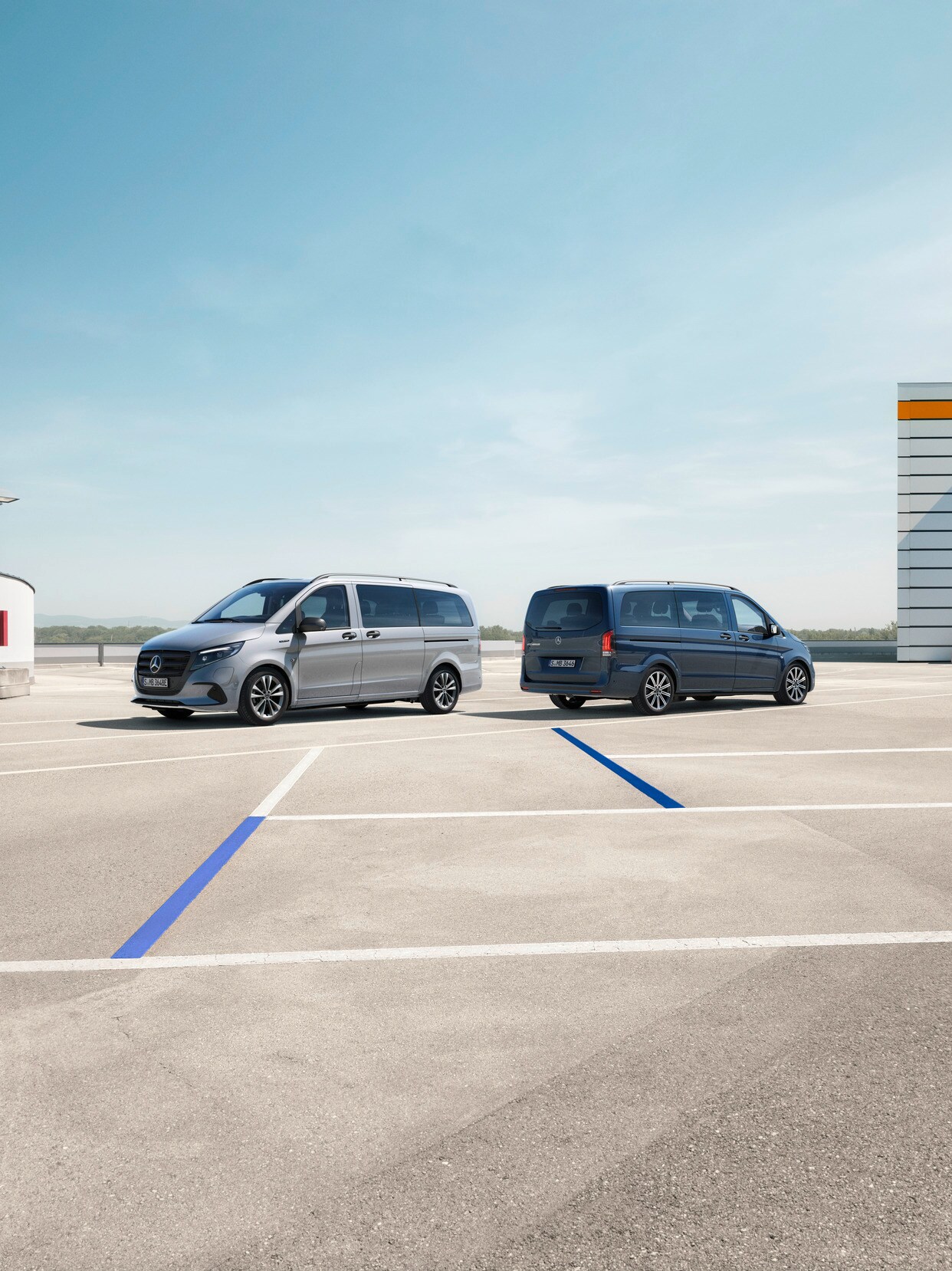 Modele eVito Tourer oraz Vito Tourer na parkingu.