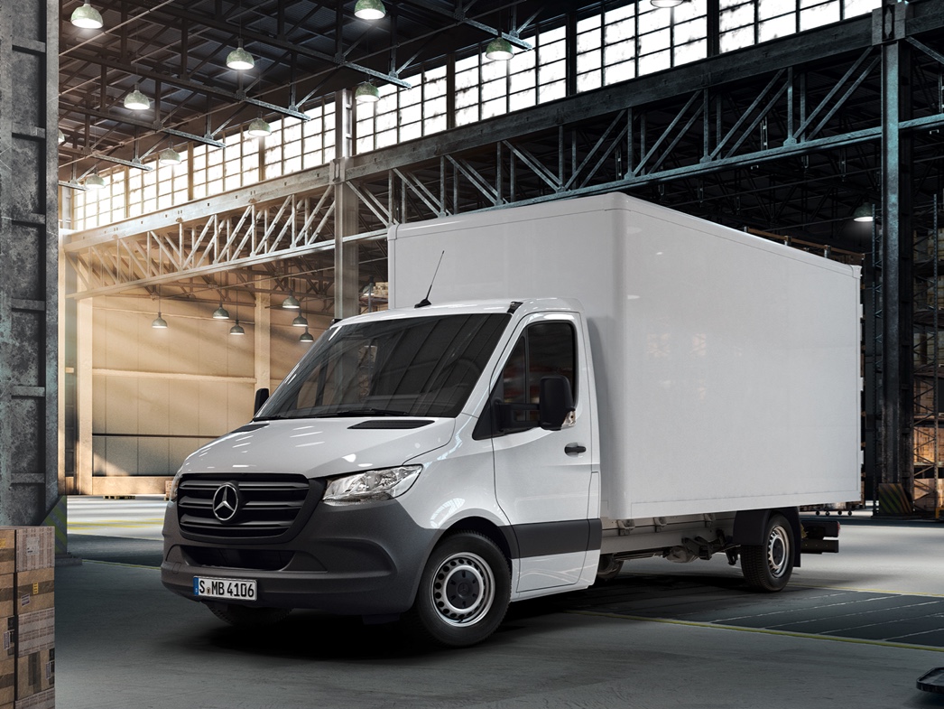 Jazda testowa | Sprinter Podwozie do zabudowy | Samochody dostawcze Mercedes-Benz Biały Sprinter wewnątrz hali magazynowej.