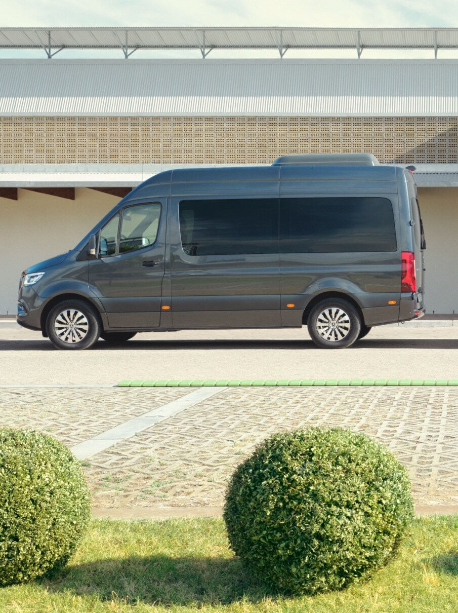 Mercedes-Benz Sprinter Tourer oraz Furgon na parkingu.
