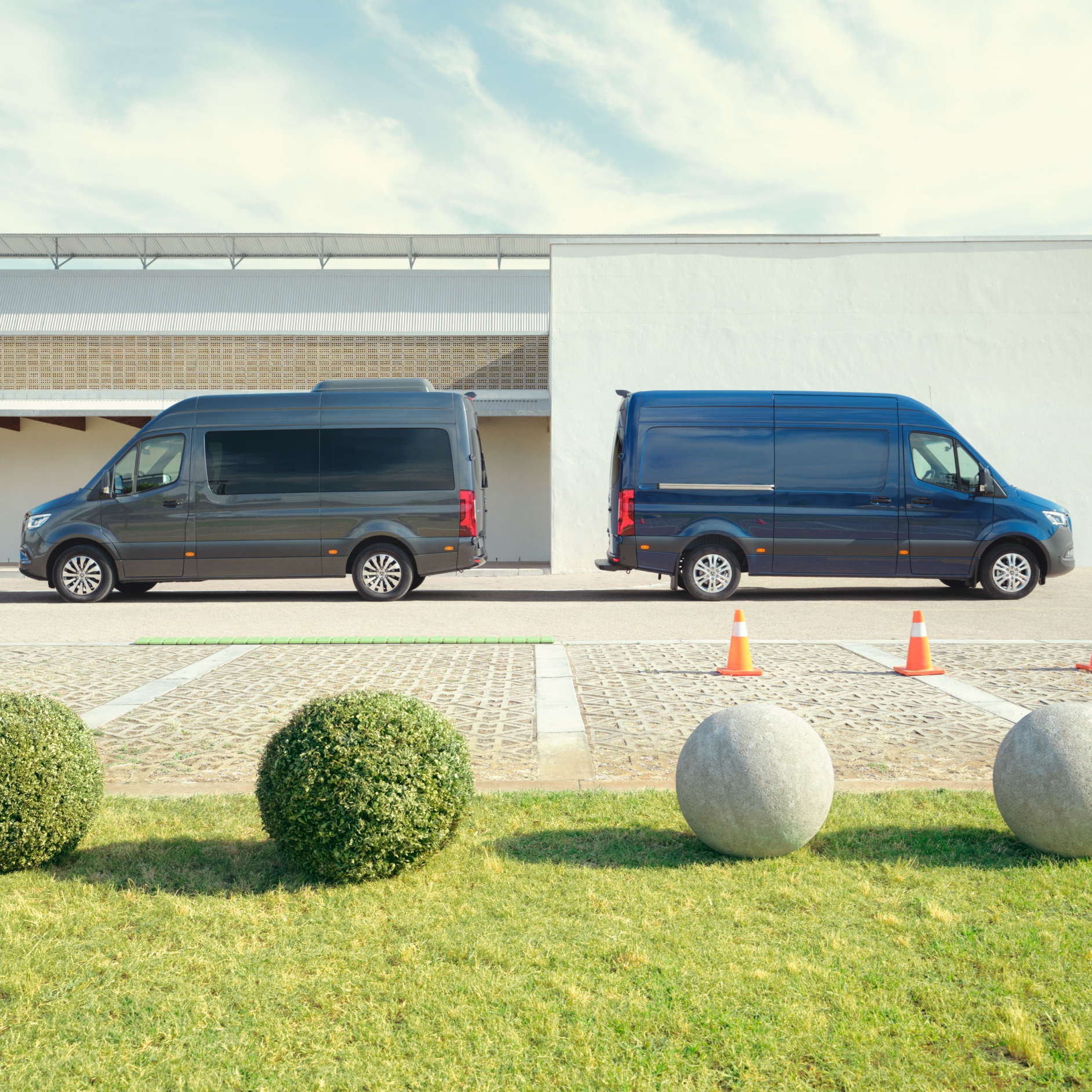 Kontakt | Sprinter | Mercedes-Benz Mercedes-Benz Sprinter Tourer oraz Furgon na parkingu.