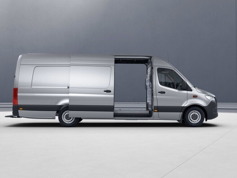 Sprinter Furgon w superdługiej wersji pojazdu z wysokim dachem.