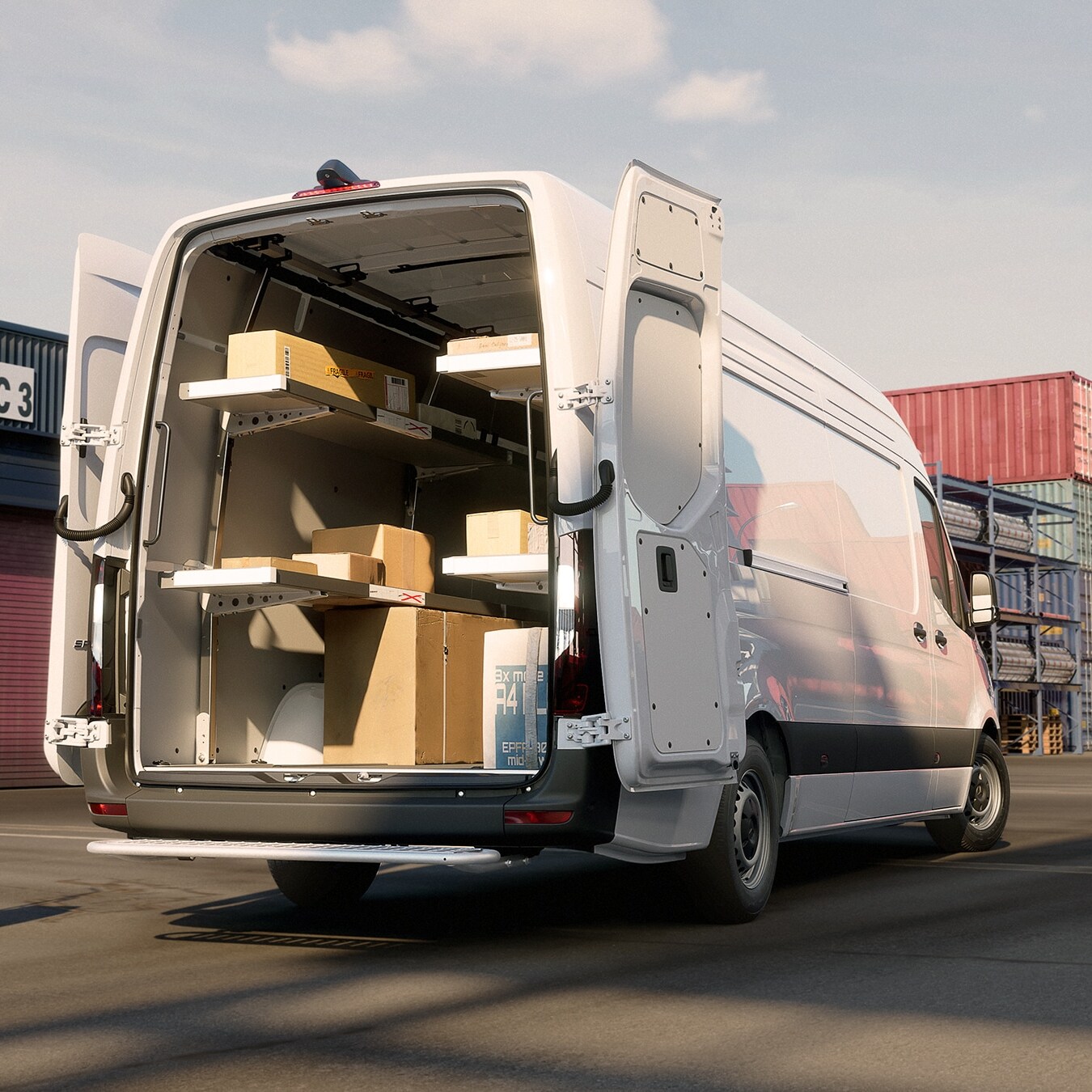 Mercedes‑Benz Sprinter z przemyślanym systemem półek i przestrzeni ładunkowej