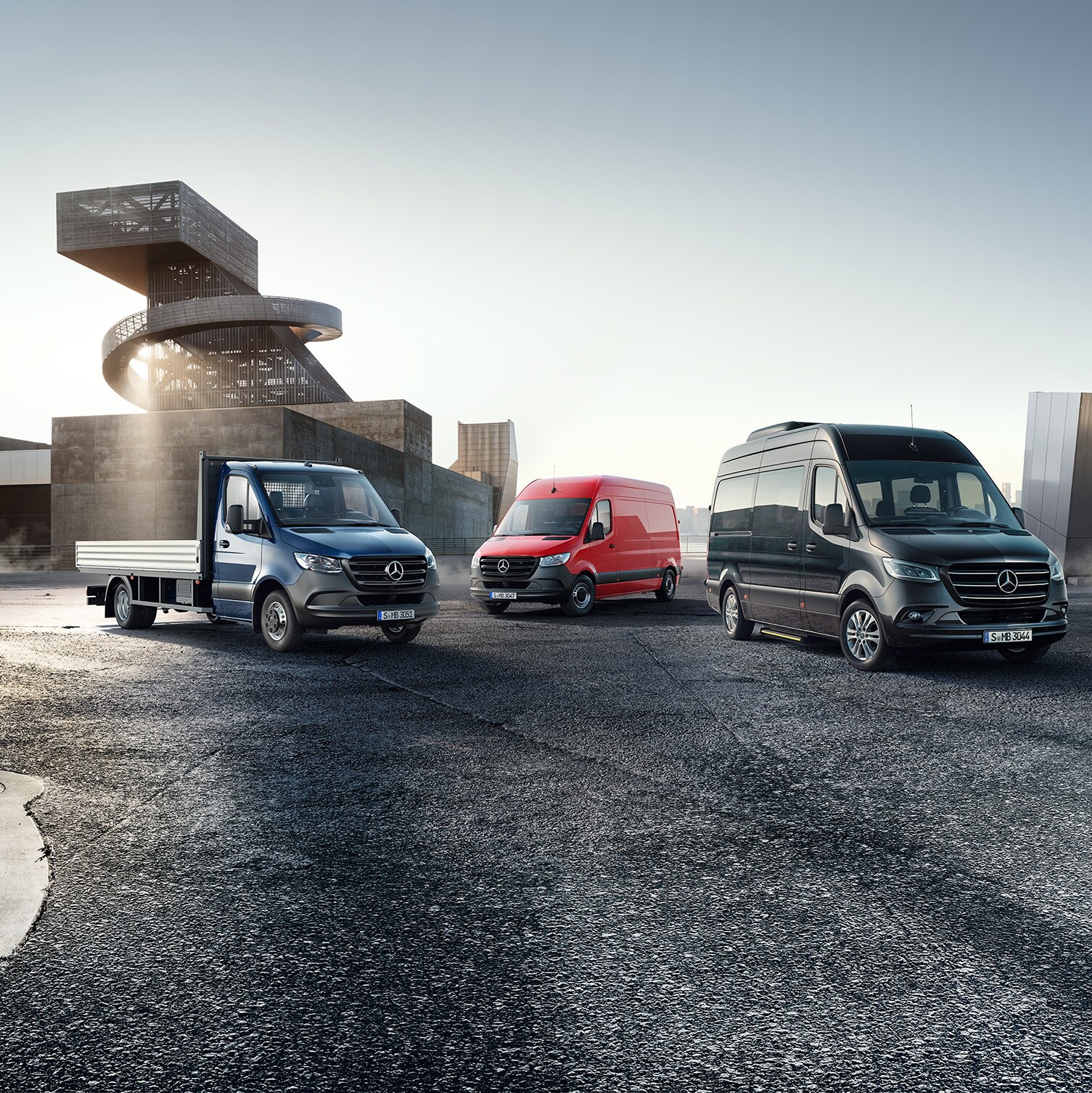 Gama pojazdów Mercedes‑Benz Sprinter w futurystycznej, miejskiej scenerii.