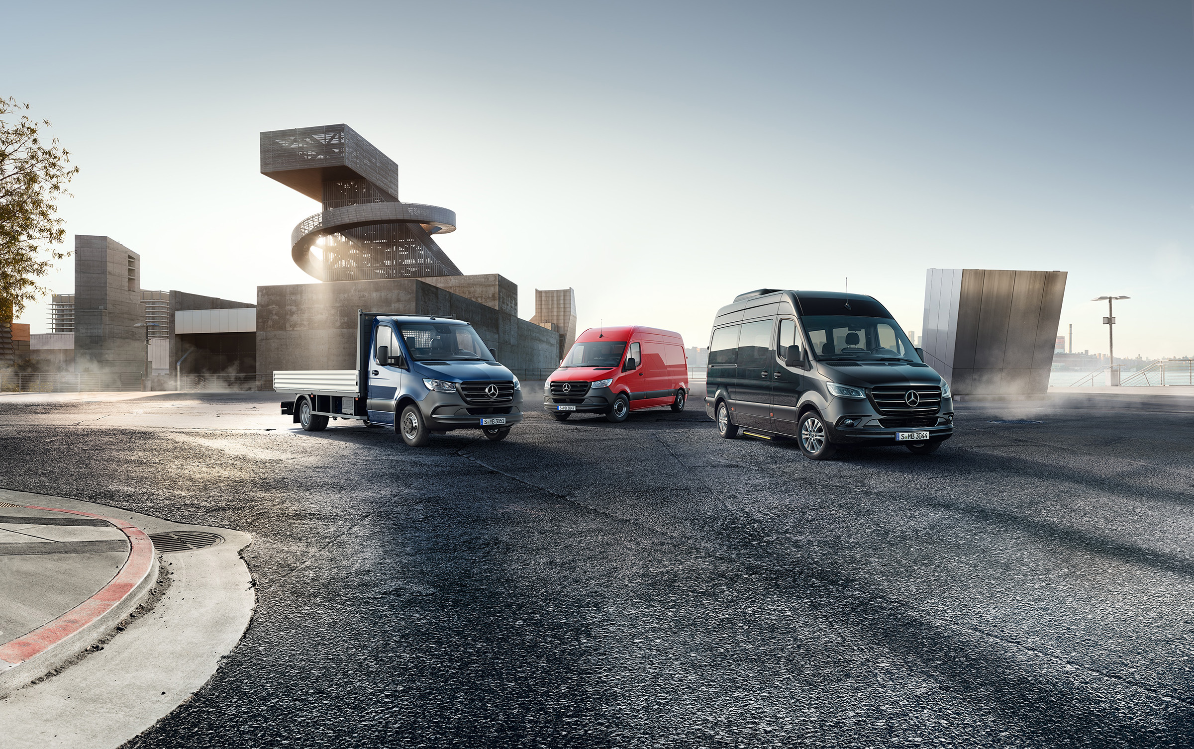 Sprinter | Wszystkie modele Sprinter | Samochody dostawcze Mercedes-Benz Gama pojazdów Mercedes‑Benz Sprinter w futurystycznej, miejskiej scenerii.