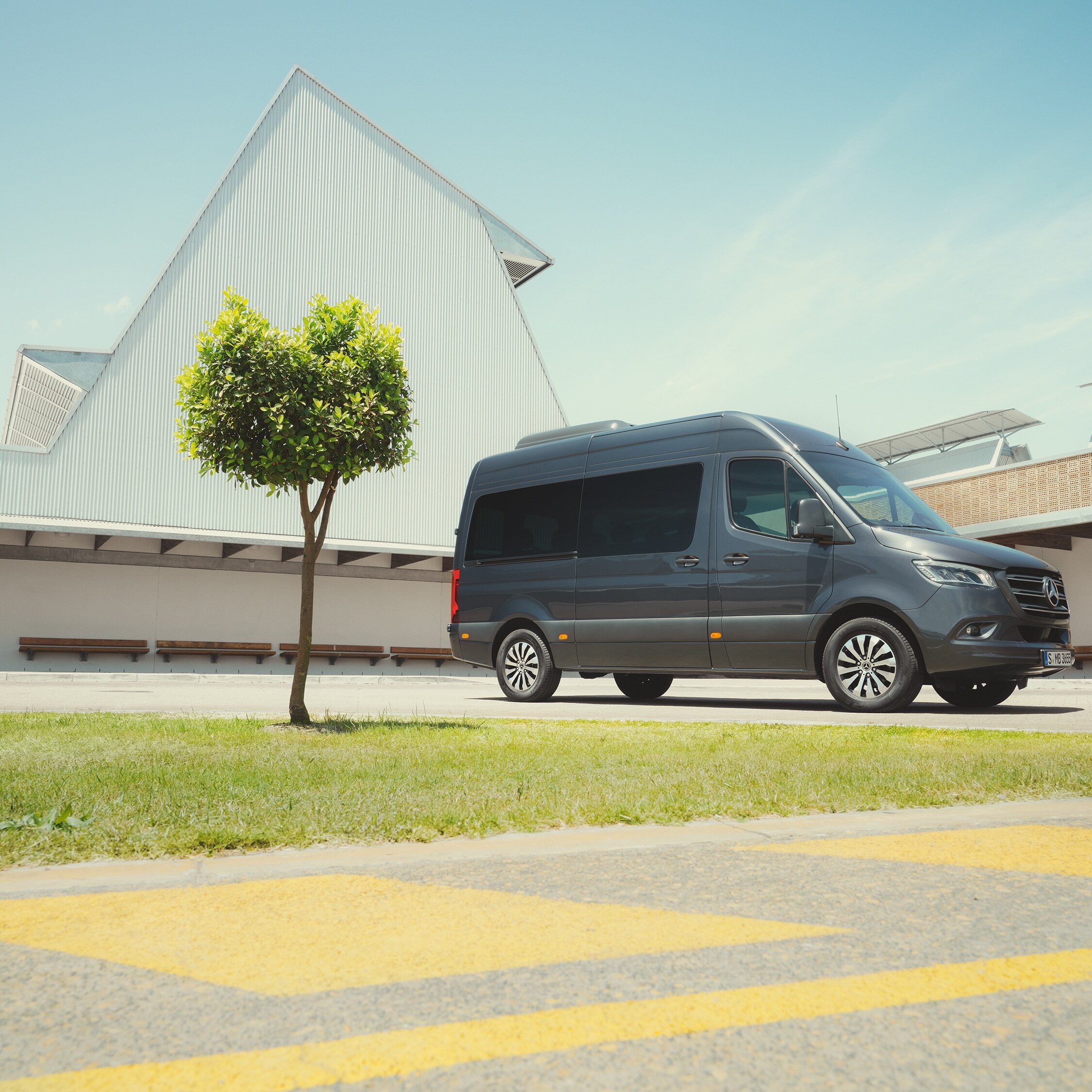 Mercedes‑Benz Sprinter Tourer w miejskiej scenerii, podkreślający wysoką jakość transportu osób