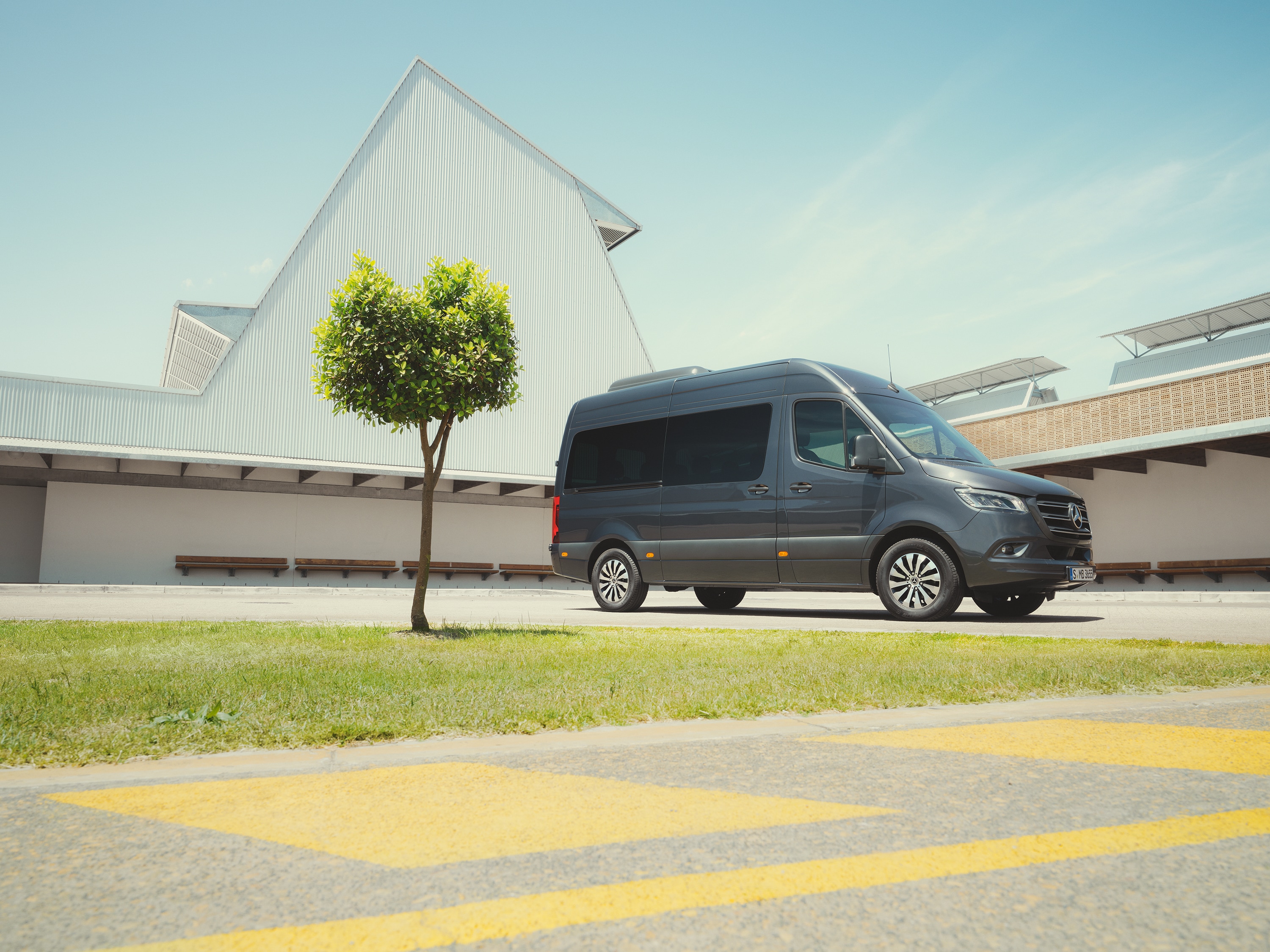 Sprinter Tourer | Wszystkie modele Sprinter | Samochody dostawcze Mercedes-Benz Mercedes‑Benz Sprinter Tourer w miejskiej scenerii, podkreślający wysoką jakość transportu osób