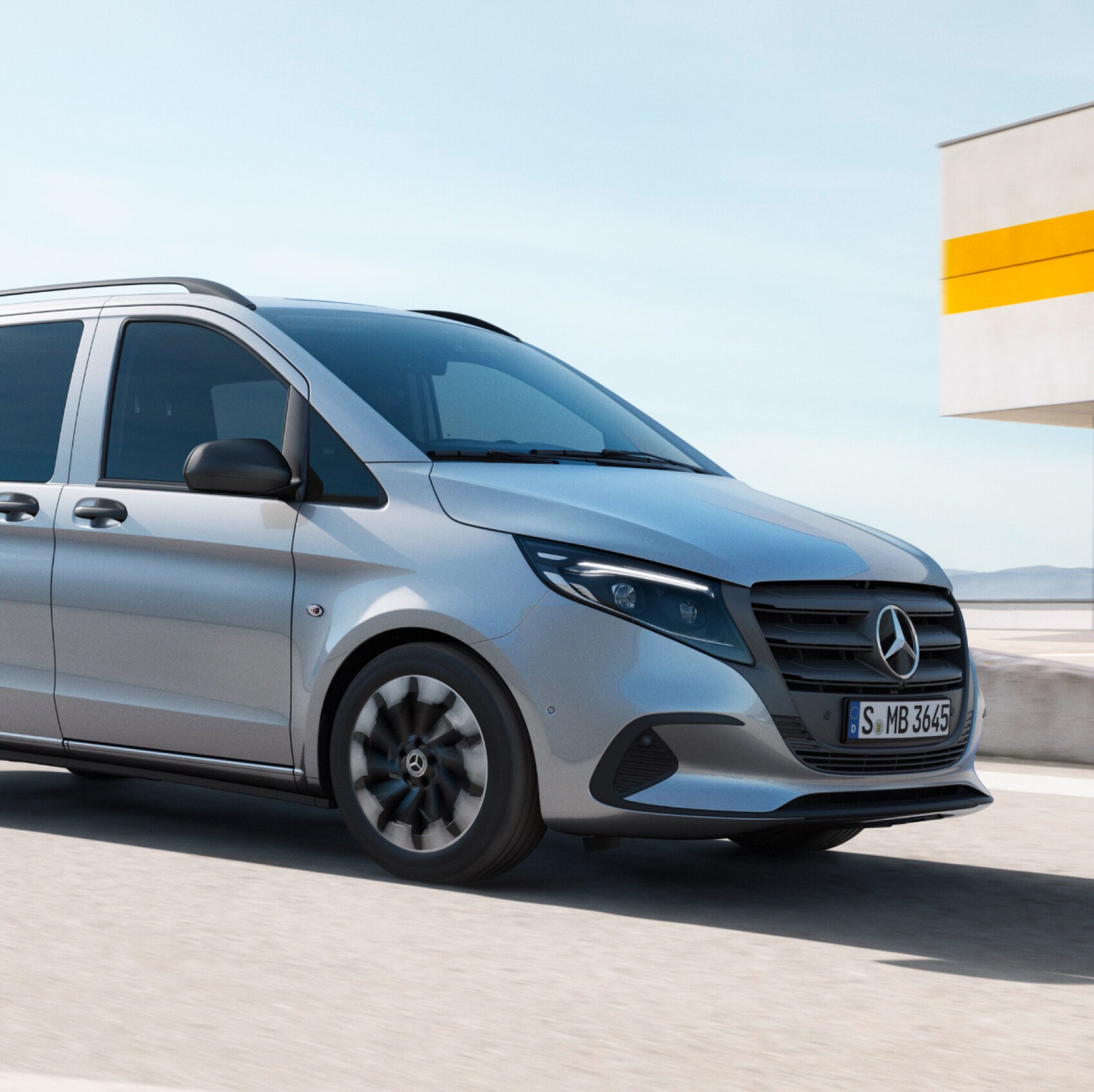 Mercedes-Benz Vito Mixto zaparkowany na dachu parkingu wielopoziomowego.