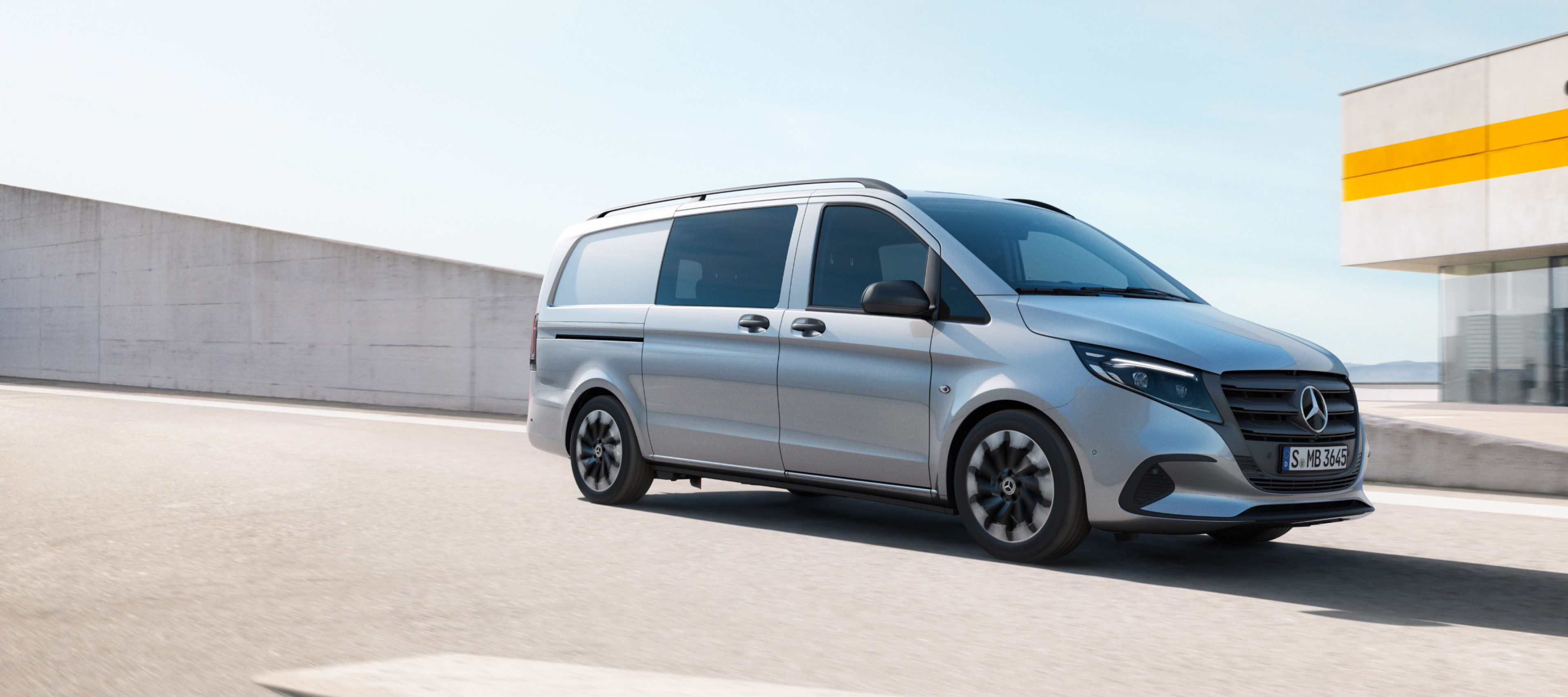 Porównanie pojazdów | Vito Mixto | Mercedes-Benz Mercedes-Benz Vito Mixto zaparkowany na dachu parkingu wielopoziomowego.