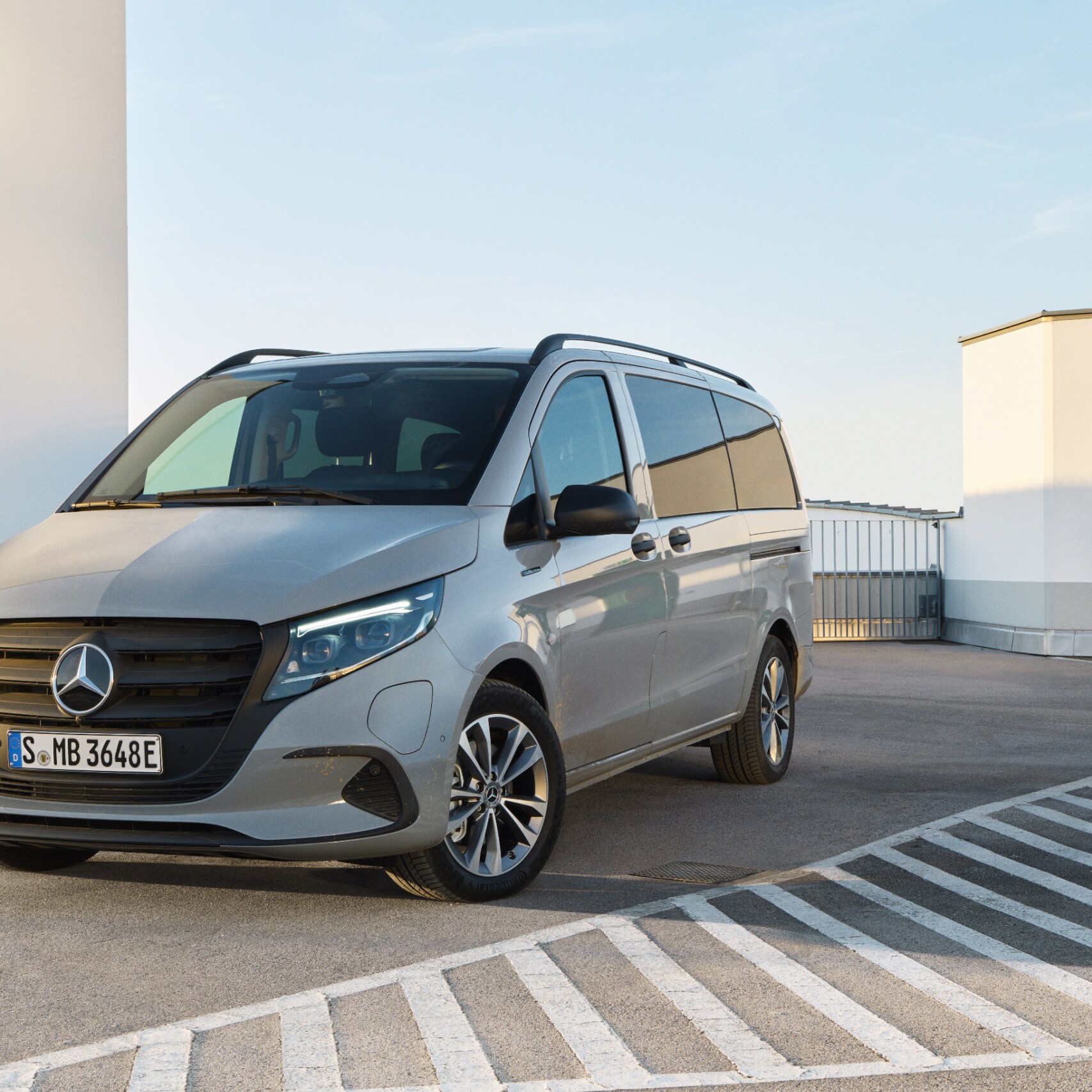 Mercedes-Benz eVito Tourer zaparkowany na dachu parkingu wielopoziomowego.