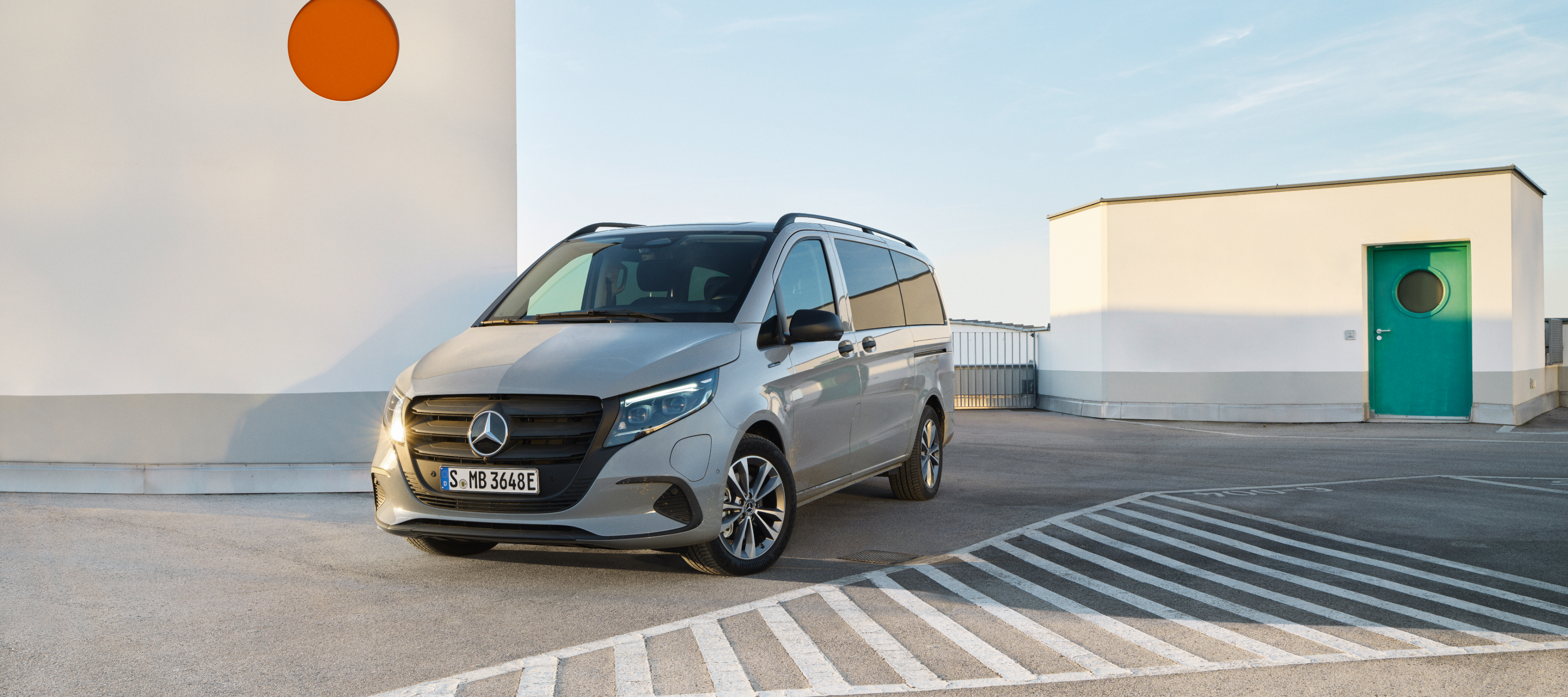 Porównanie pojazdów | eVito Tourer | Mercedes-Benz Mercedes-Benz eVito Tourer zaparkowany na dachu parkingu wielopoziomowego.
