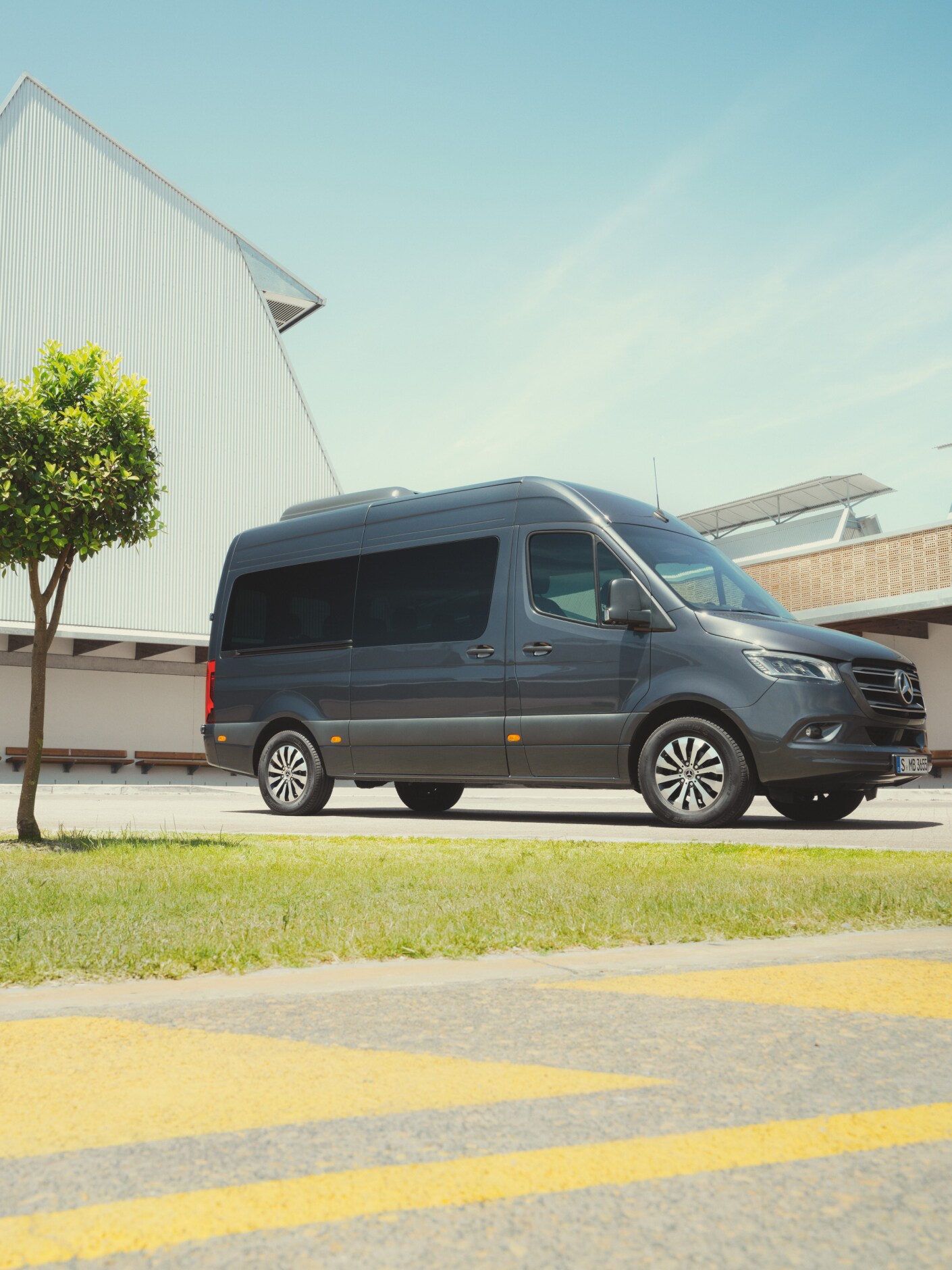 Mercedes-Benz Sprinter Tourer na parkingu.