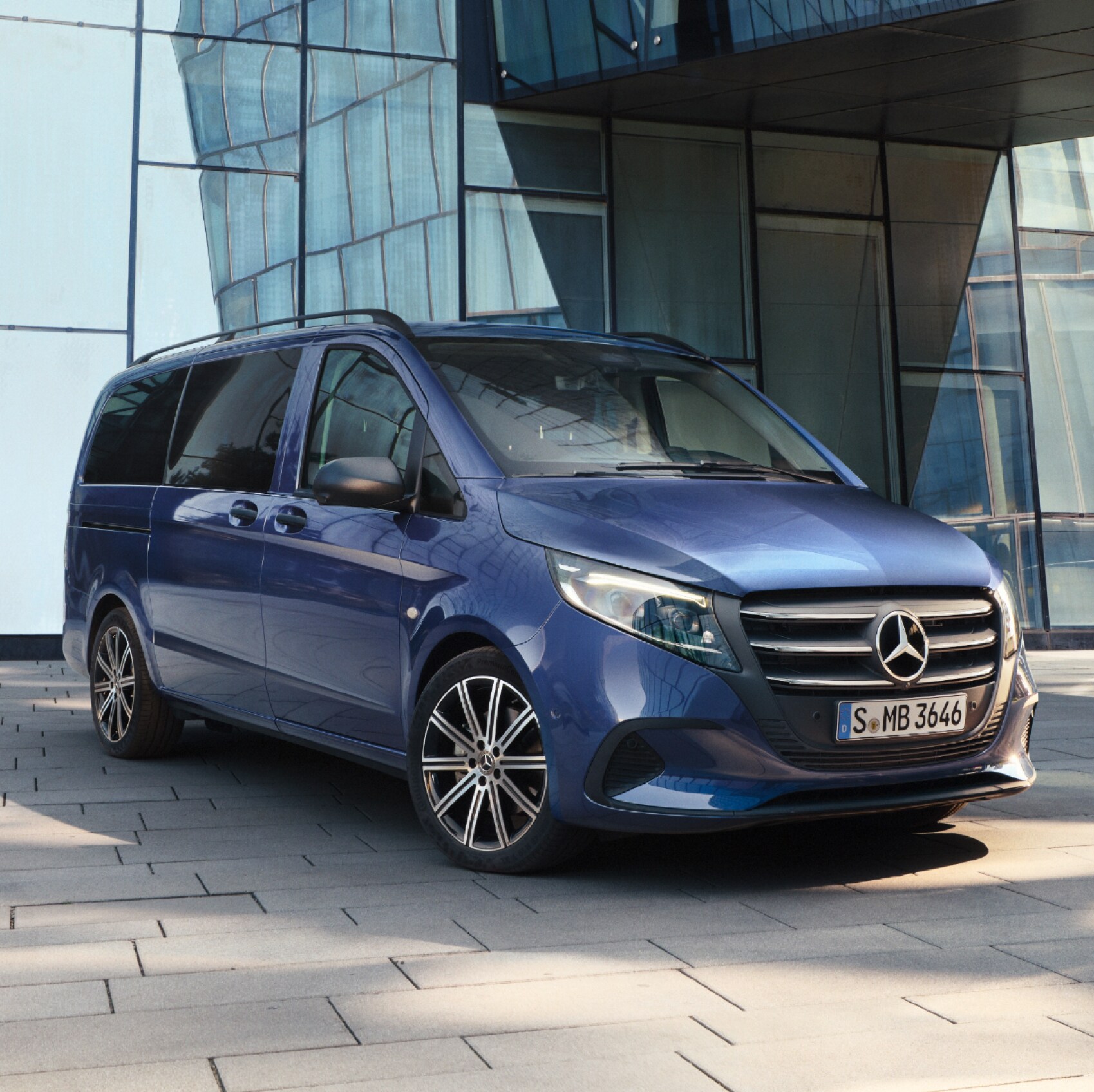 Mercedes-Benz Vito Tourer stojący przed biurowcem.