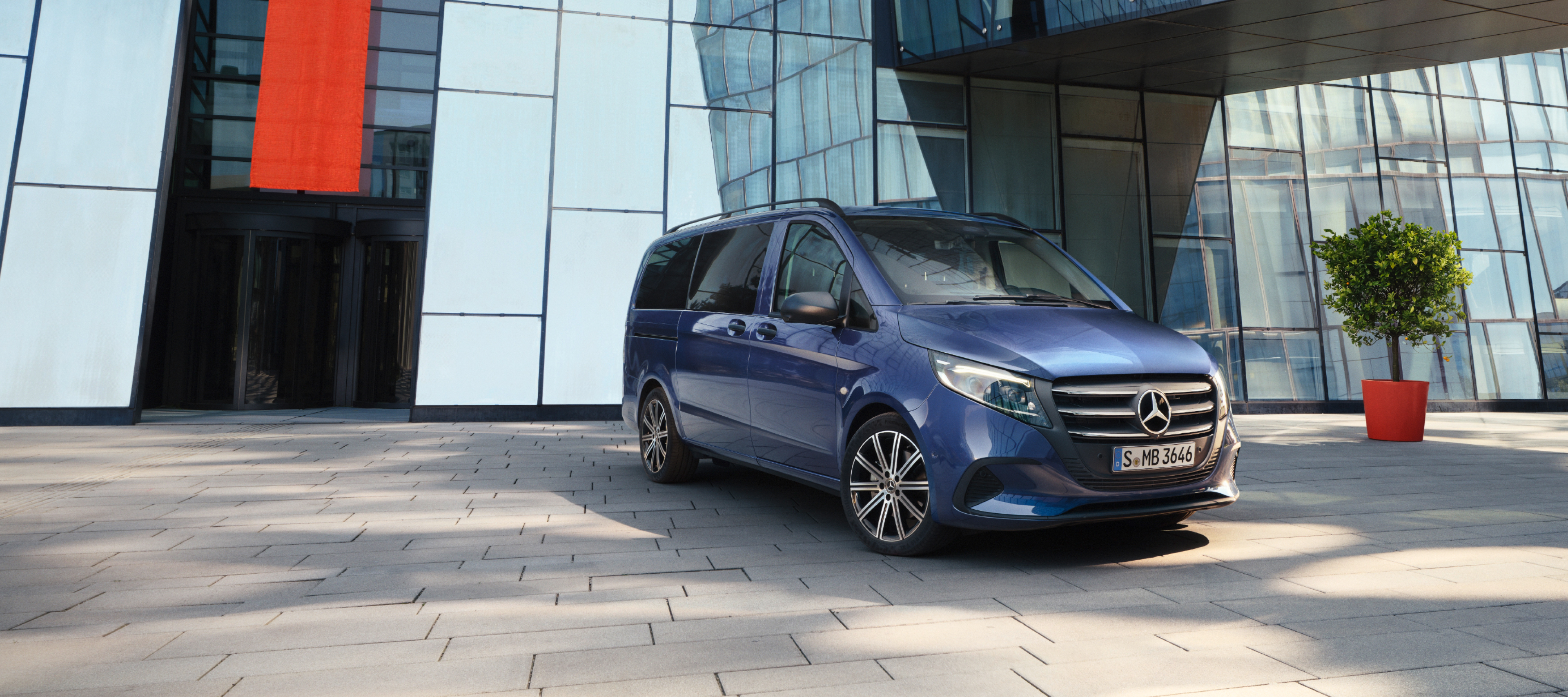 Porównanie pojazdów | Vito Tourer | Mercedes-Benz Mercedes-Benz Vito Tourer stojący przed biurowcem.