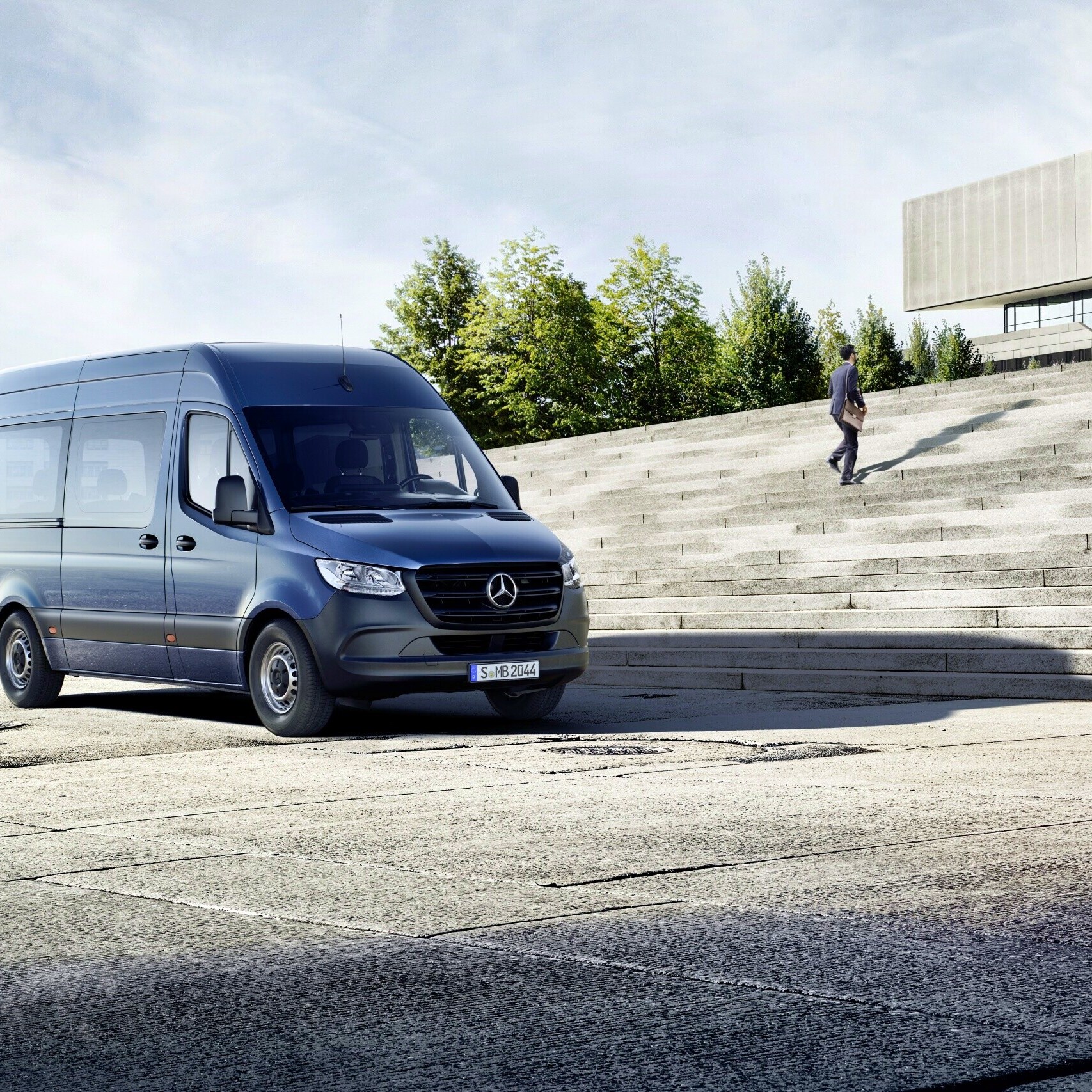 Mercedes-Benz Sprinter Tourer stojący przed budynkiem.