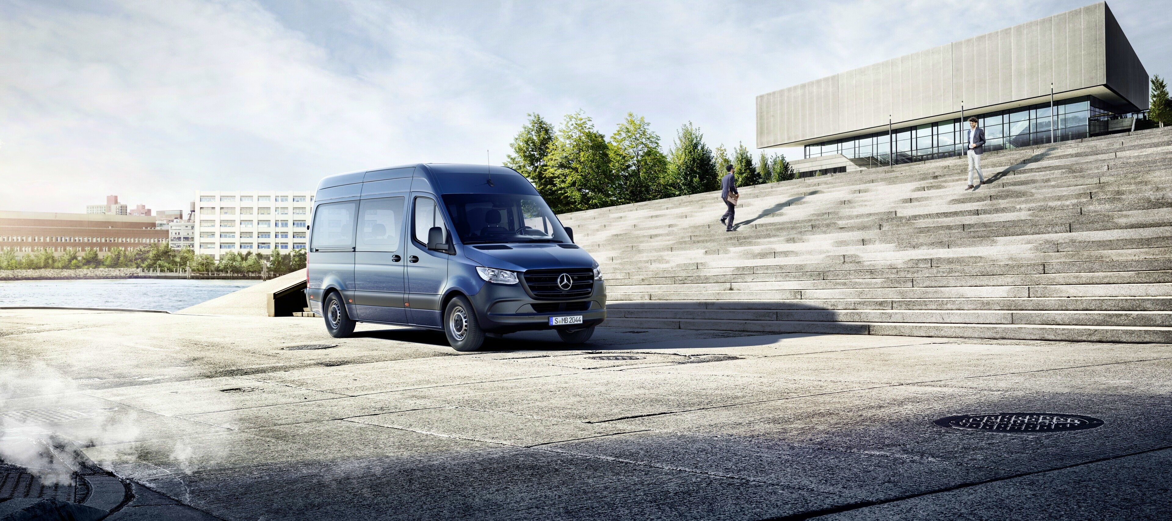 Porównanie pojazdów | Sprinter Tourer | Mercedes-Benz Mercedes-Benz Sprinter Tourer stojący przed budynkiem.