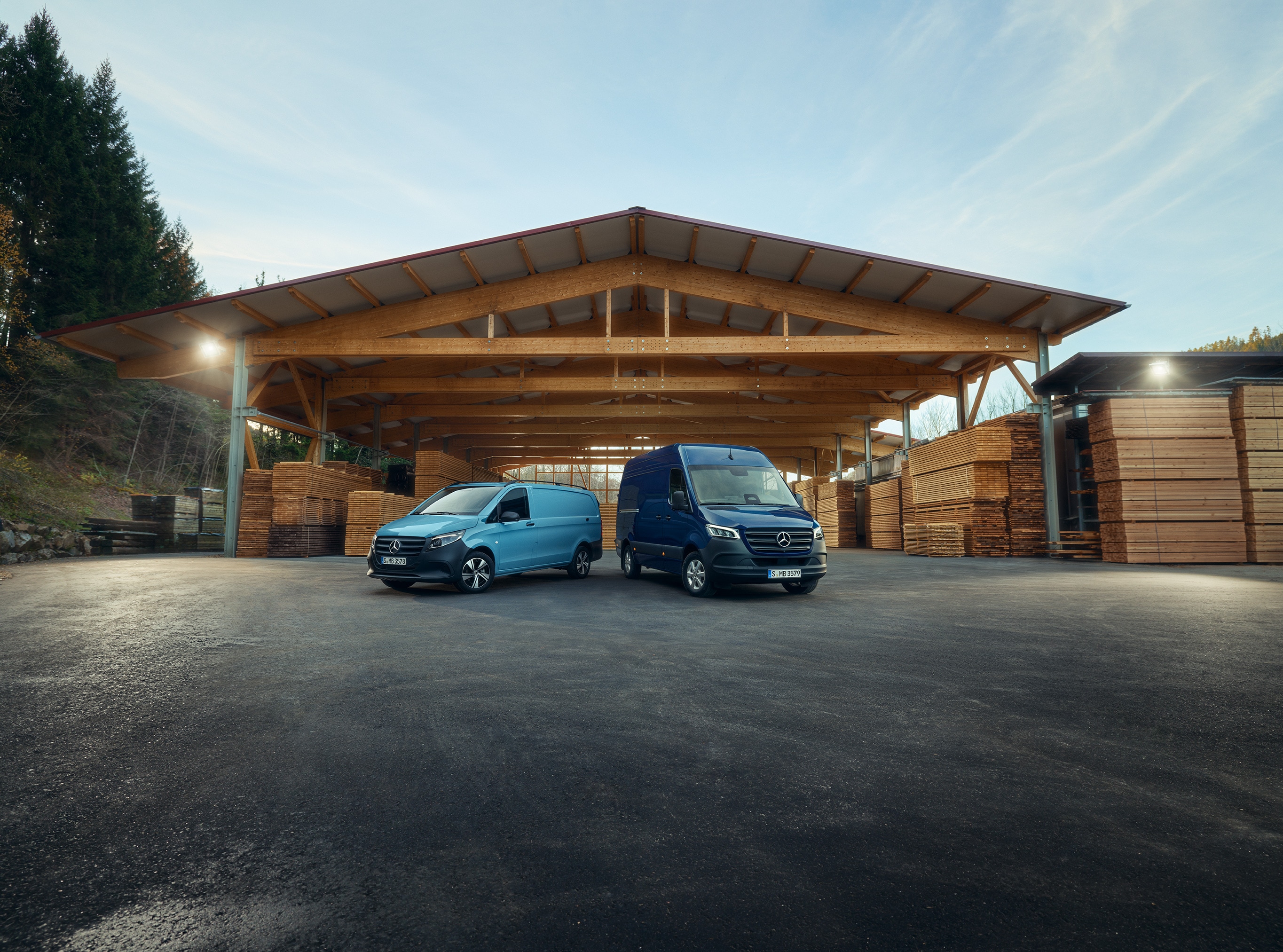 Samochody dostawcze | Mercedes-Benz Samochody dostawcze marki Mercedes-Benz na tle zachodzącego słońca.