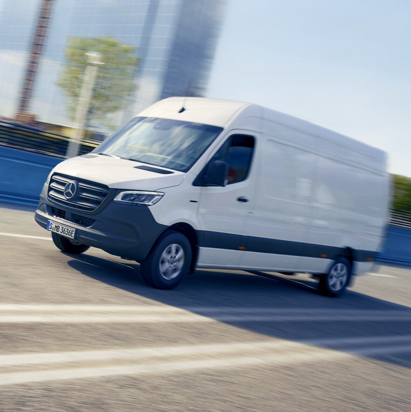 Mercedes-Benz eSprinter Furgon w centrum miasta.