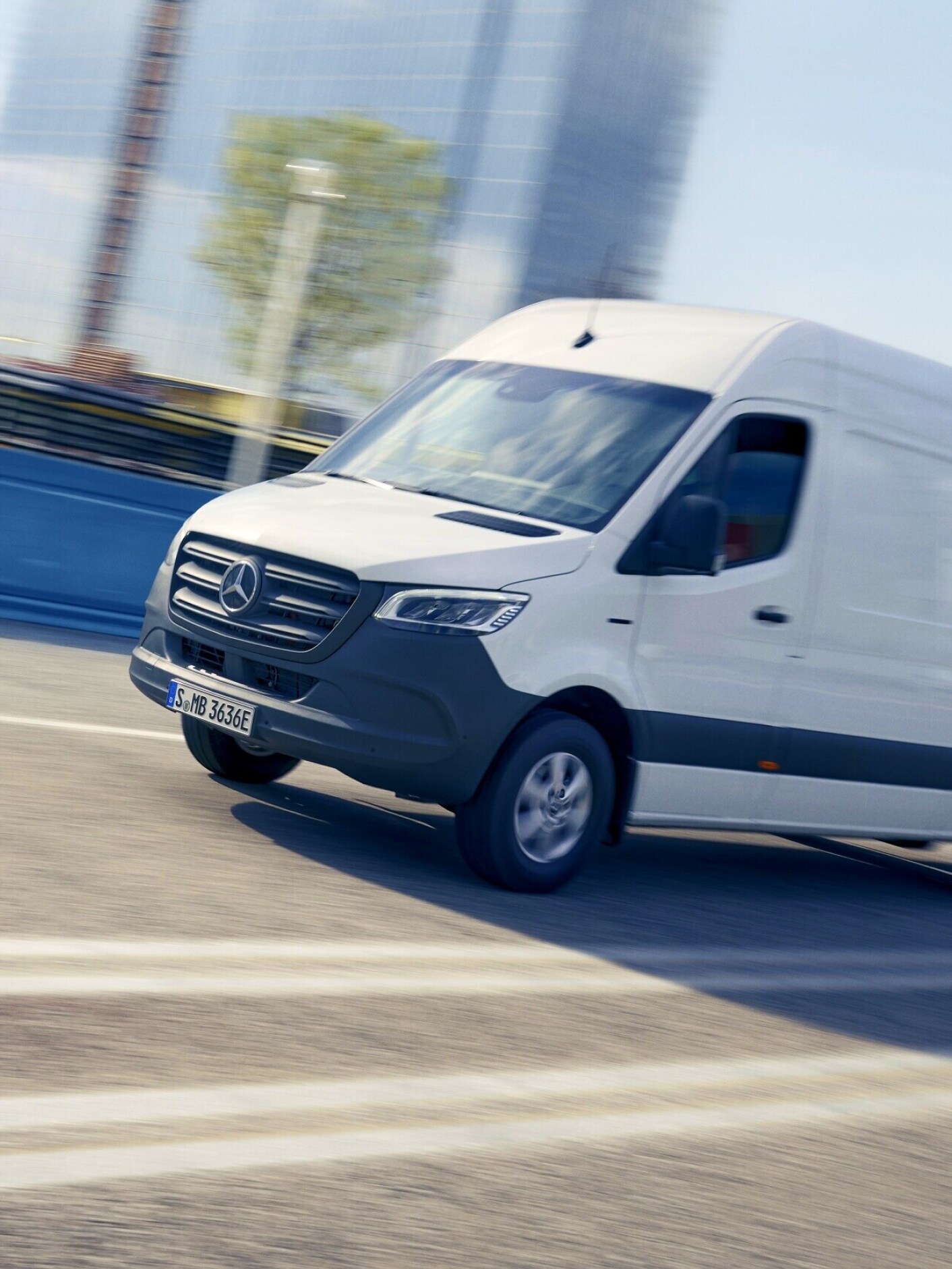 Mercedes-Benz eSprinter Furgon w centrum miasta.