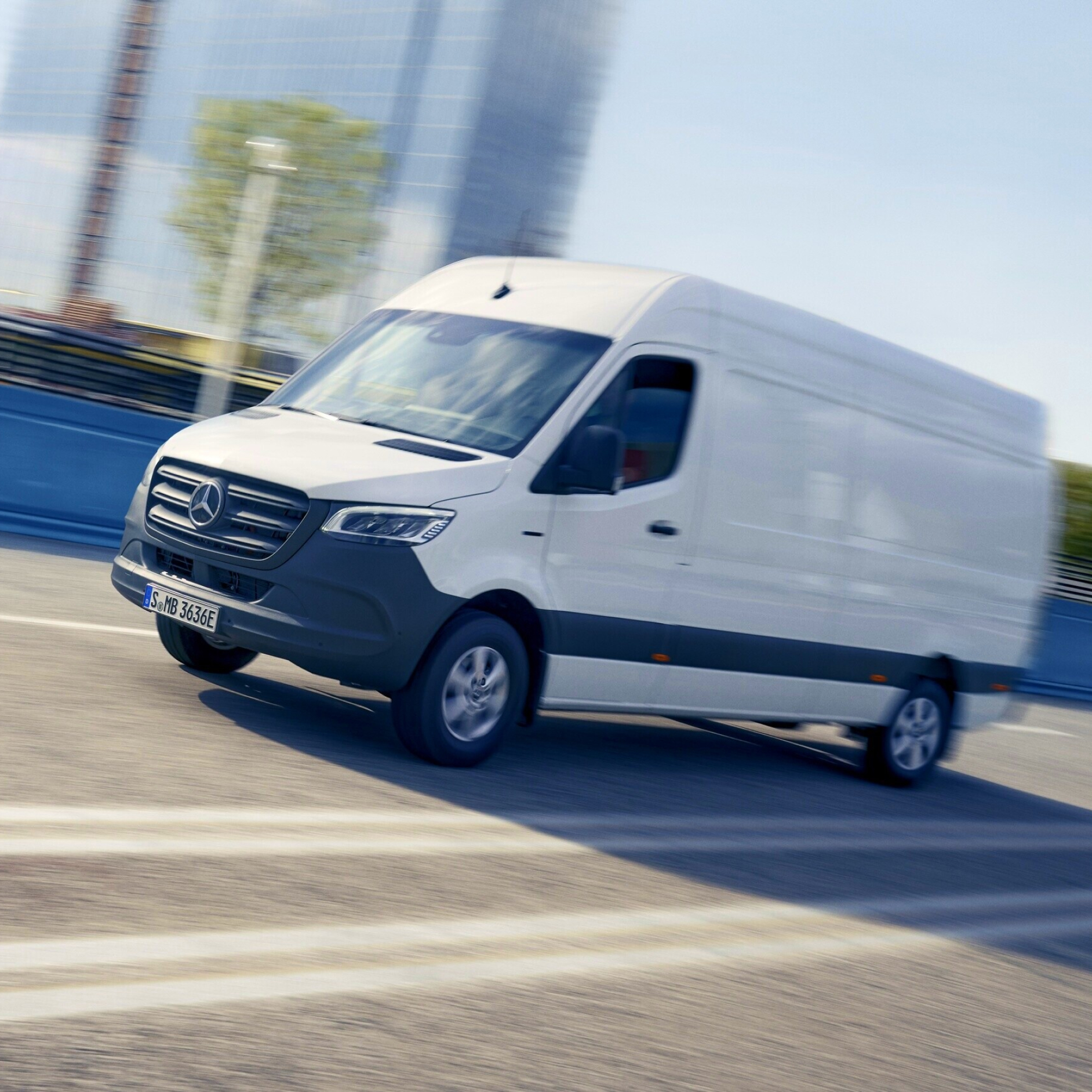 Elektromobilność | eSprinter Furgon | Mercedes-Benz Mercedes-Benz eSprinter Furgon w centrum miasta.