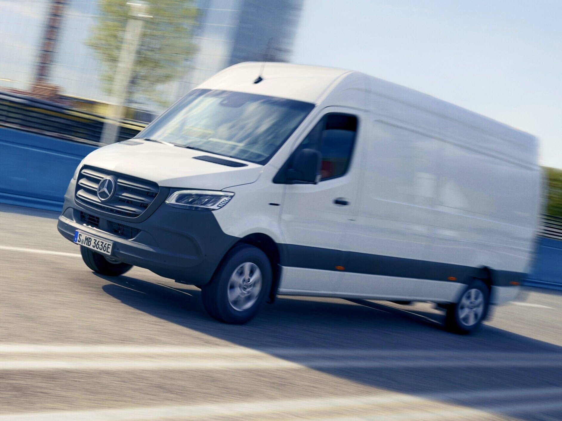 Mercedes-Benz eSprinter Furgon w centrum miasta.