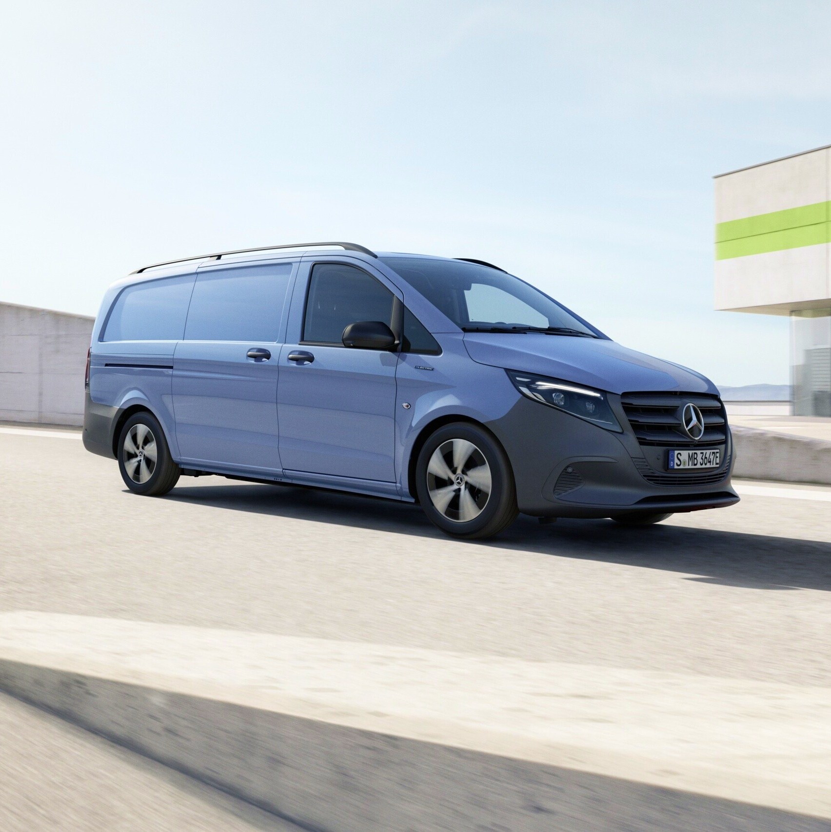 Mercedes-Benz eVito Furgon na najwyższym poziomie wielopoziomowego parkingu.