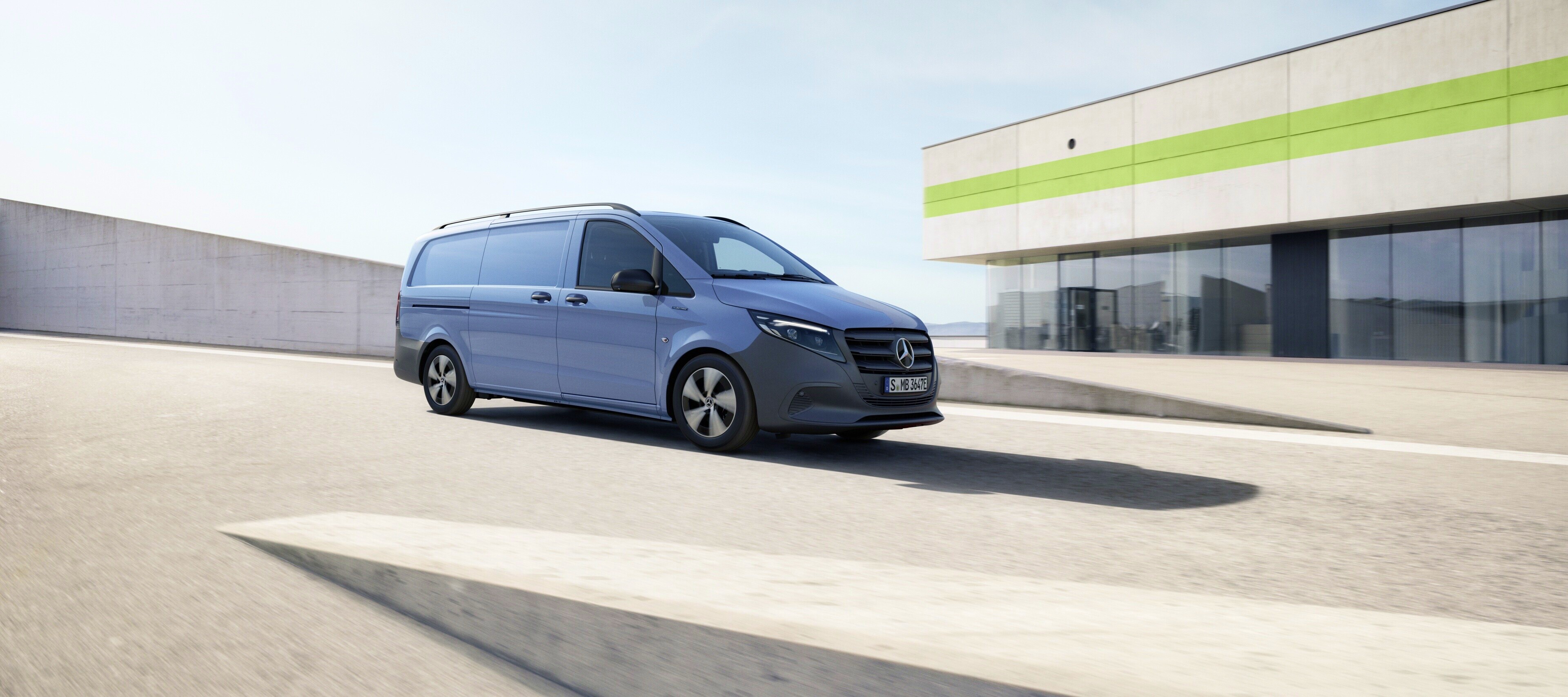 Porównanie pojazdów | eVito Furgon | Mercedes-Benz Mercedes-Benz eVito Furgon na najwyższym poziomie wielopoziomowego parkingu.