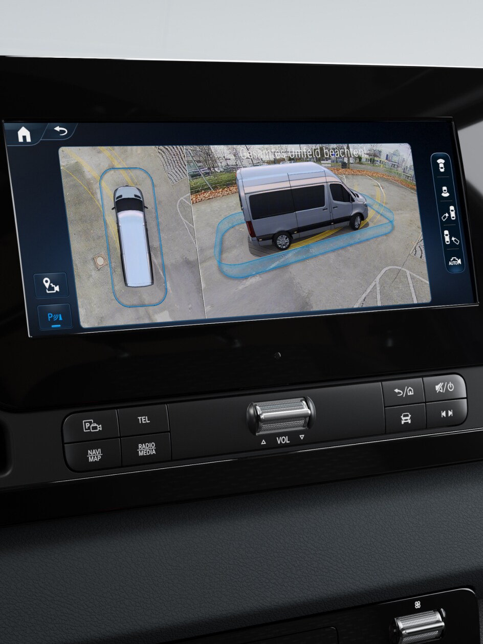 Funkcja 3D Surround View w systemie multimedialnym MBUX w furgonach Mercedes-Benz.