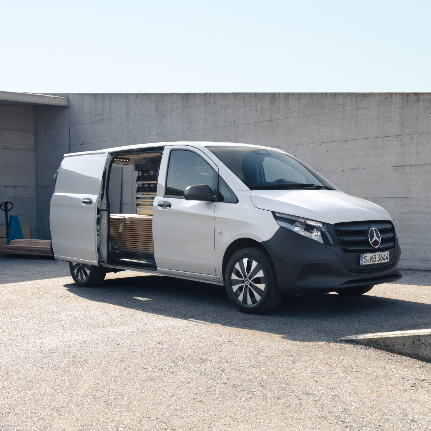 Mercedes-Benz Vito Furgon na placu budowy.