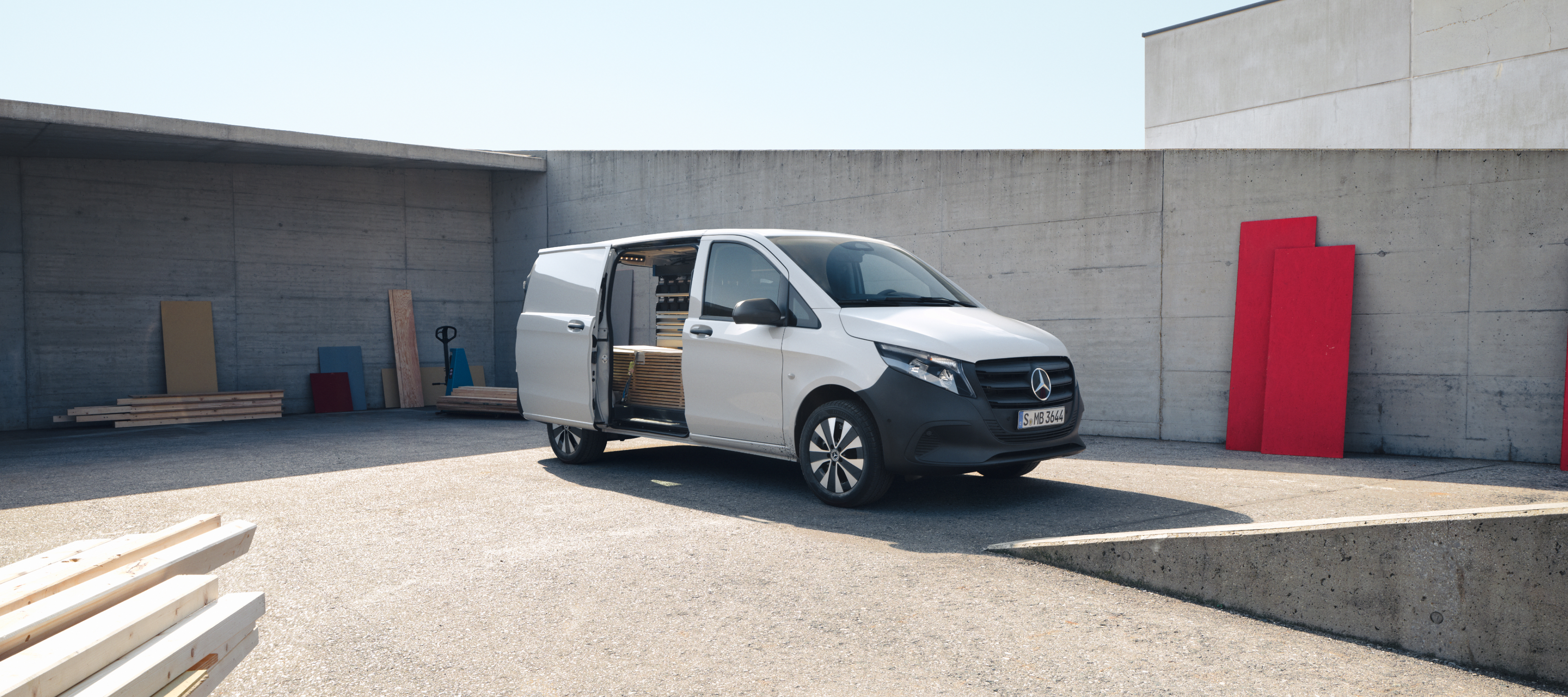 Porównanie pojazdów | Vito Furgon | Mercedes-Benz Mercedes-Benz Vito Furgon na placu budowy.