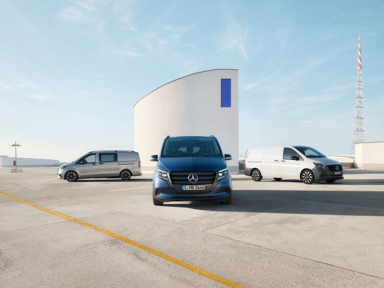 Mercedes-Benz eVito Furgon, Vito Furgon, Vito Mixto, eVito Tourer oraz Vito Tourer stoją obok siebie na placu.