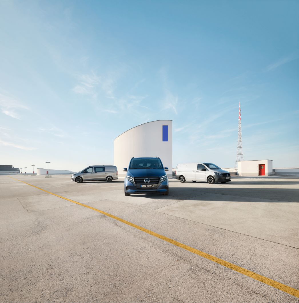 Vito | Samochody dostawcze Mercedes-Benz Mercedes-Benz eVito Furgon, Vito Furgon, Vito Mixto, eVito Tourer oraz Vito Tourer stoją obok siebie na placu.