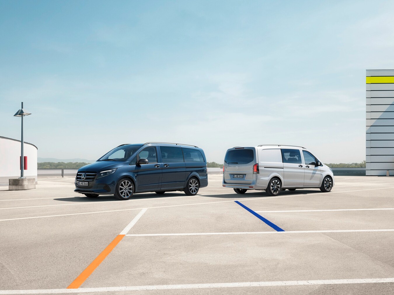 Mercedes-Benz Vito Tourer stojący na płycie parkingu.