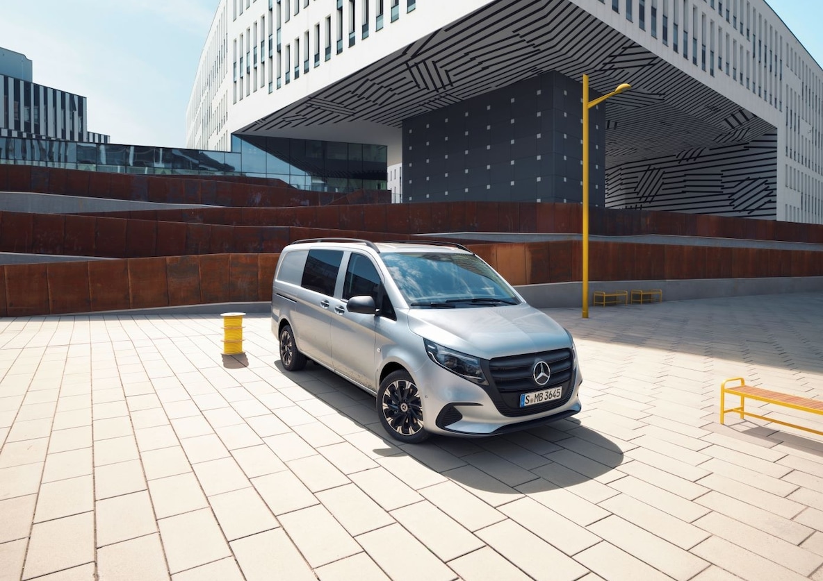 Mercedes-Benz Vito Mixto przed budynkiem firmowym.