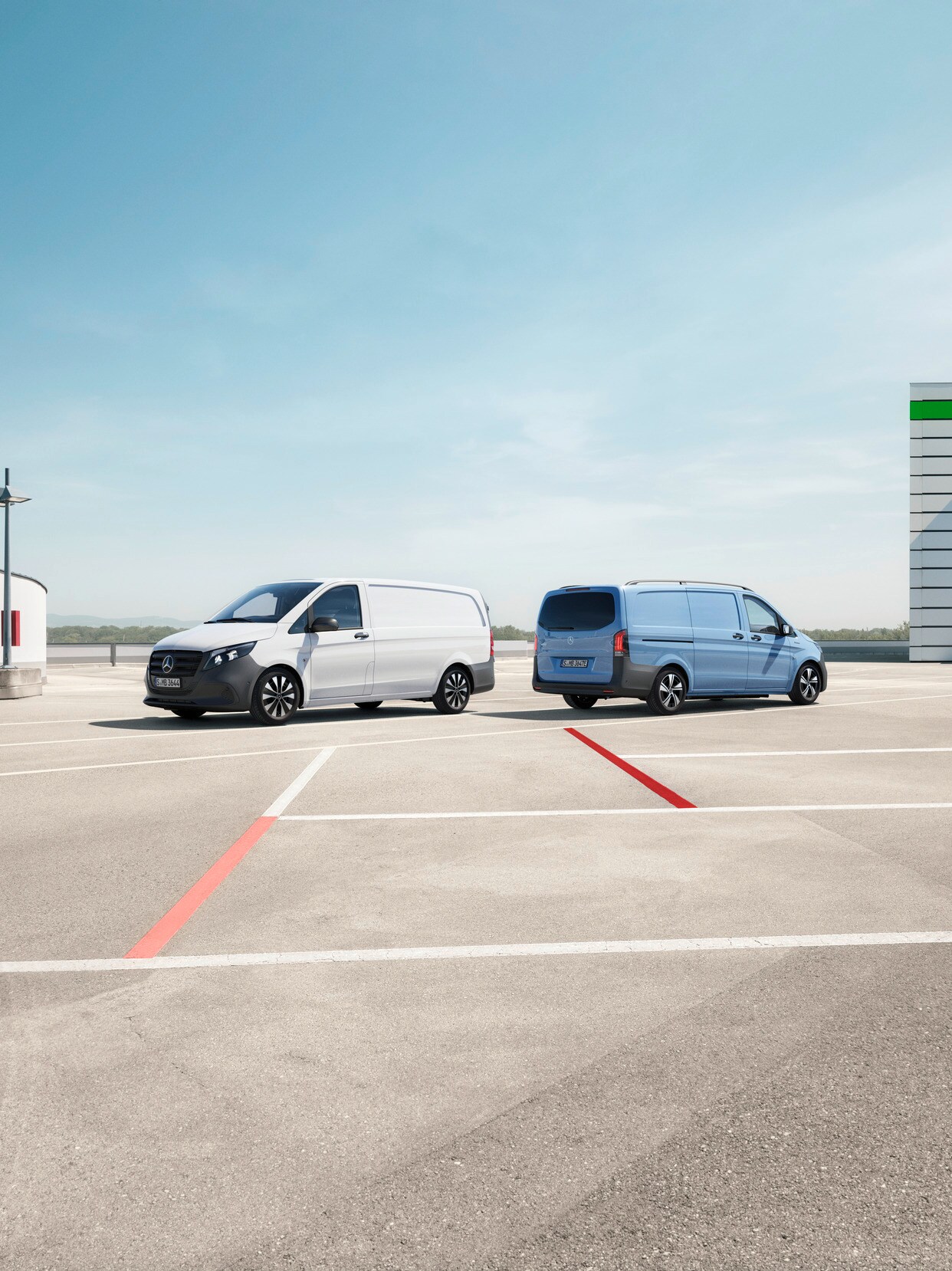 Model Vito Furgon oraz eVito Furgon stojące na parkingu.