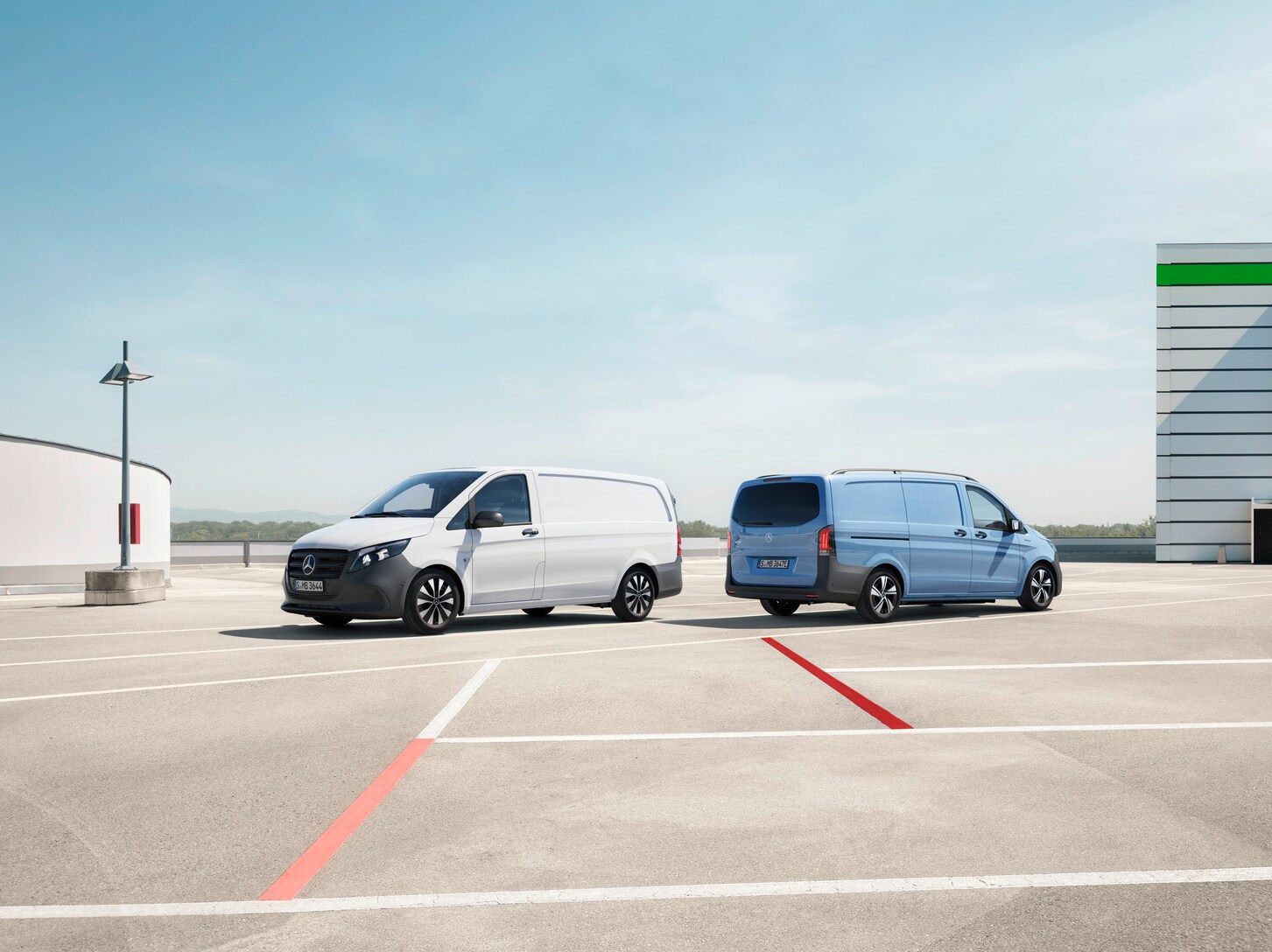 Modele Vito Furgon oraz eVito Furgon stojące na parkingu.