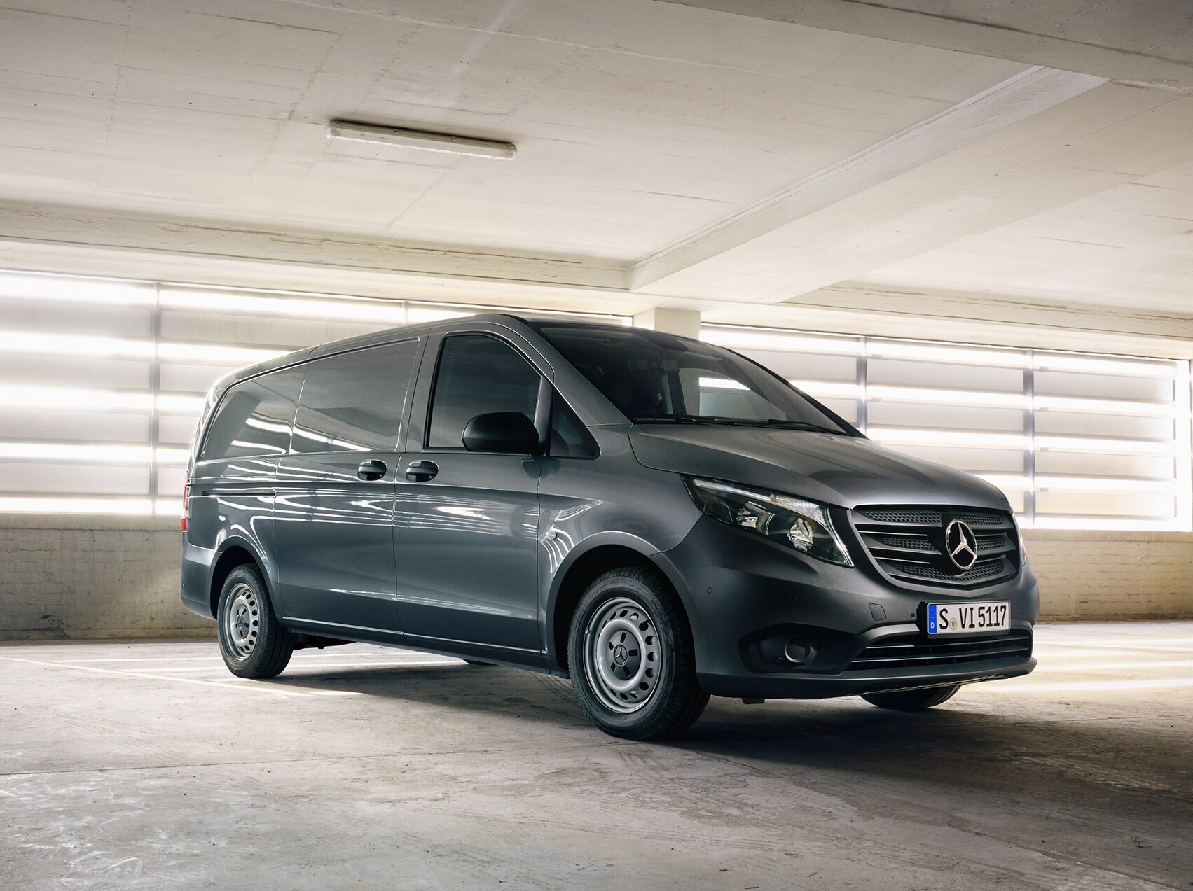 Szary Mercedes-Benz Vito na parkingu wielopoziomowym.