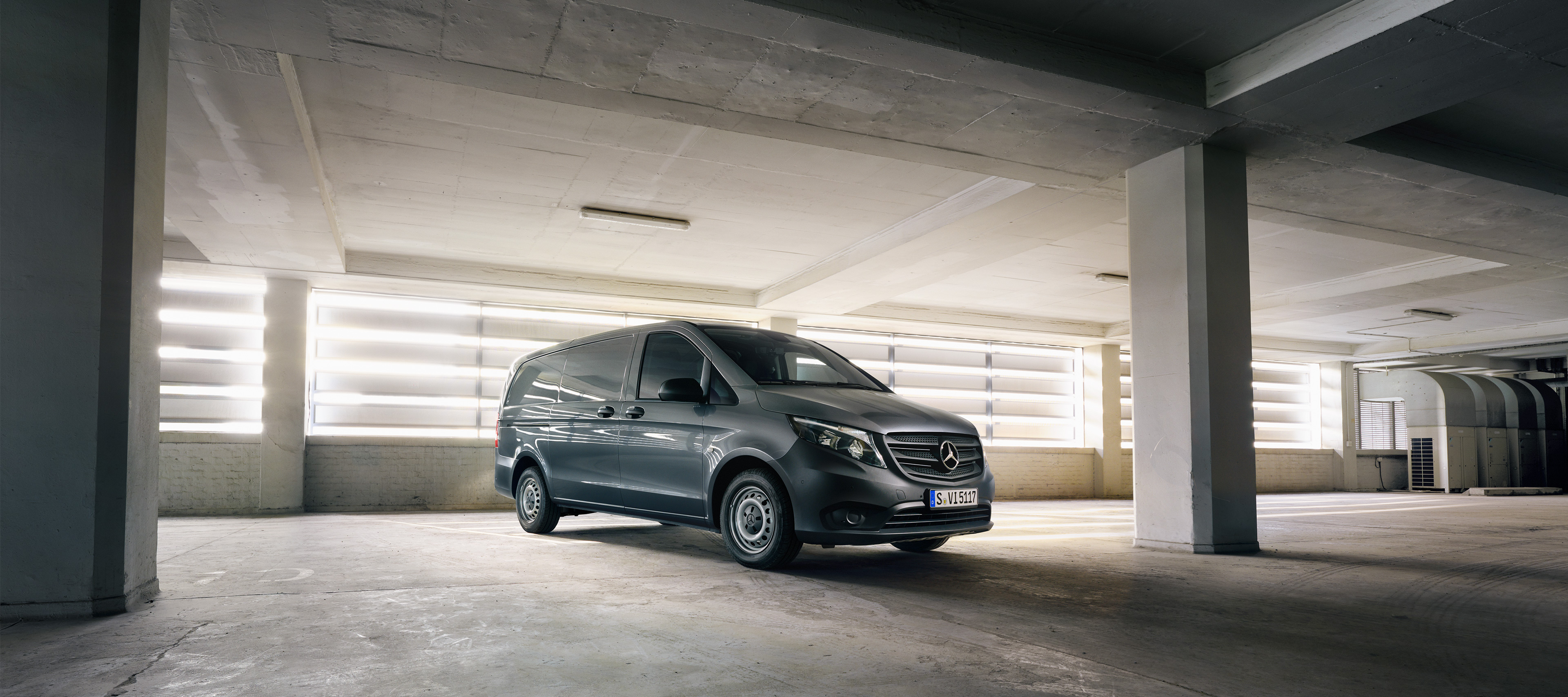 Ekonomiczna Obsługa Pogwarancyjna | Samochody dostawcze Mercedes-Benz Szary Mercedes-Benz Vito na parkingu wielopoziomowym.