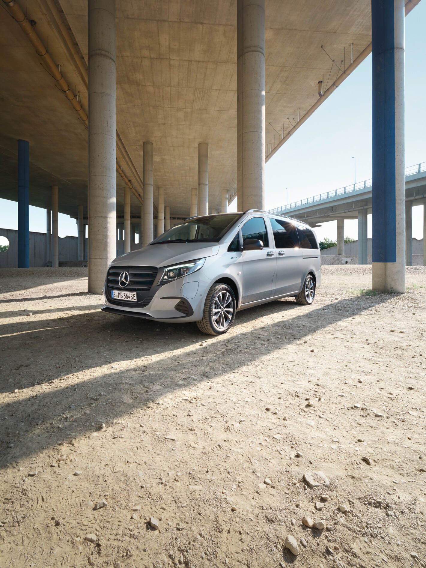 Model eVito Tourer zaparkowany pod wiaduktem.