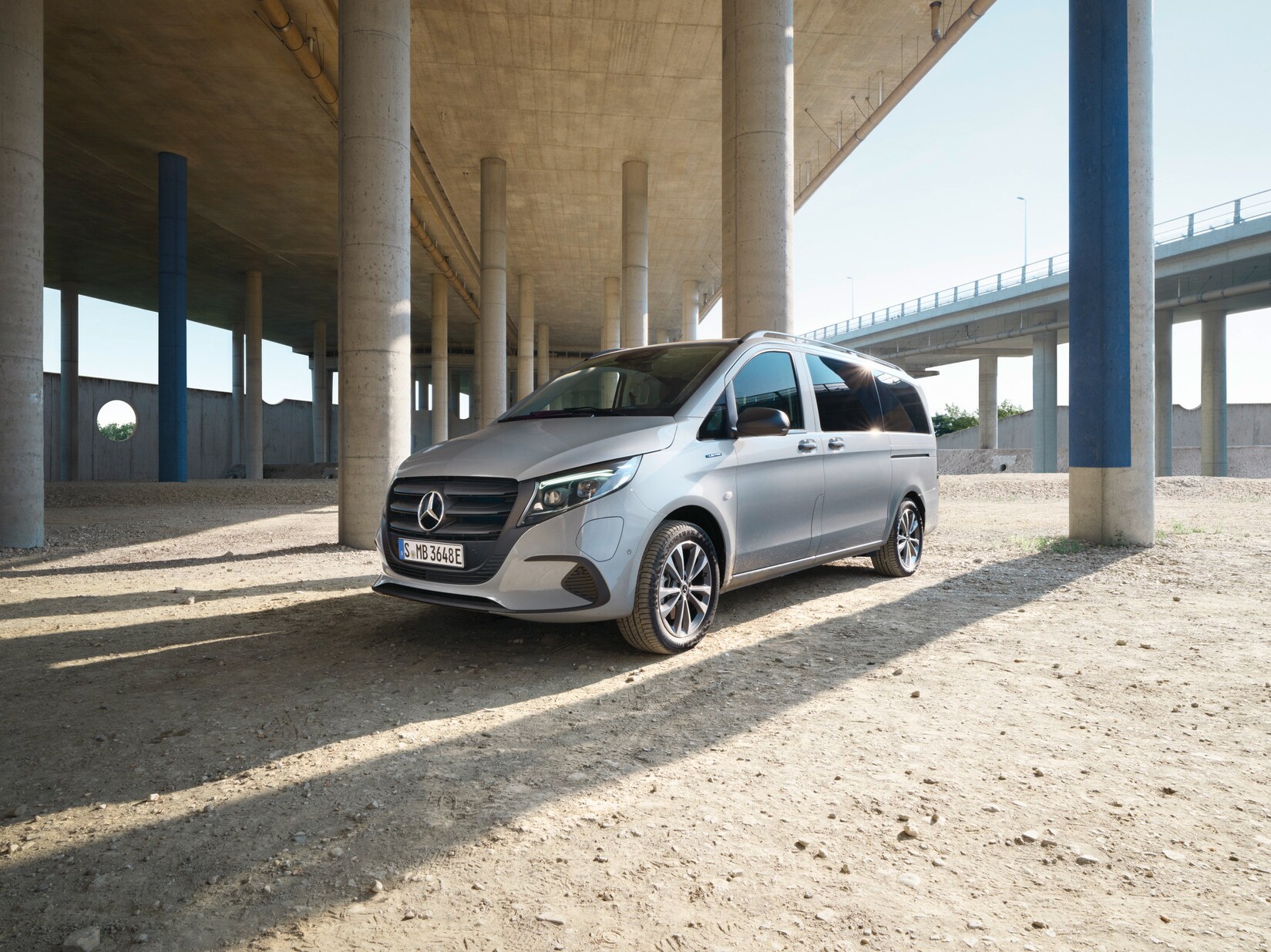 Model eVito Tourer zaparkowany pod wiaduktem.