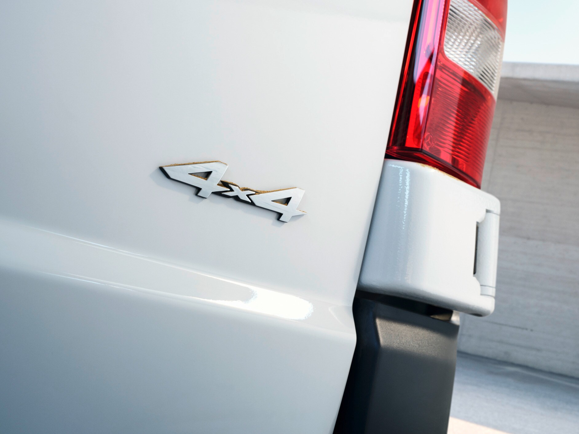 Tył modelu Vito furgon z plakietką 4x4.