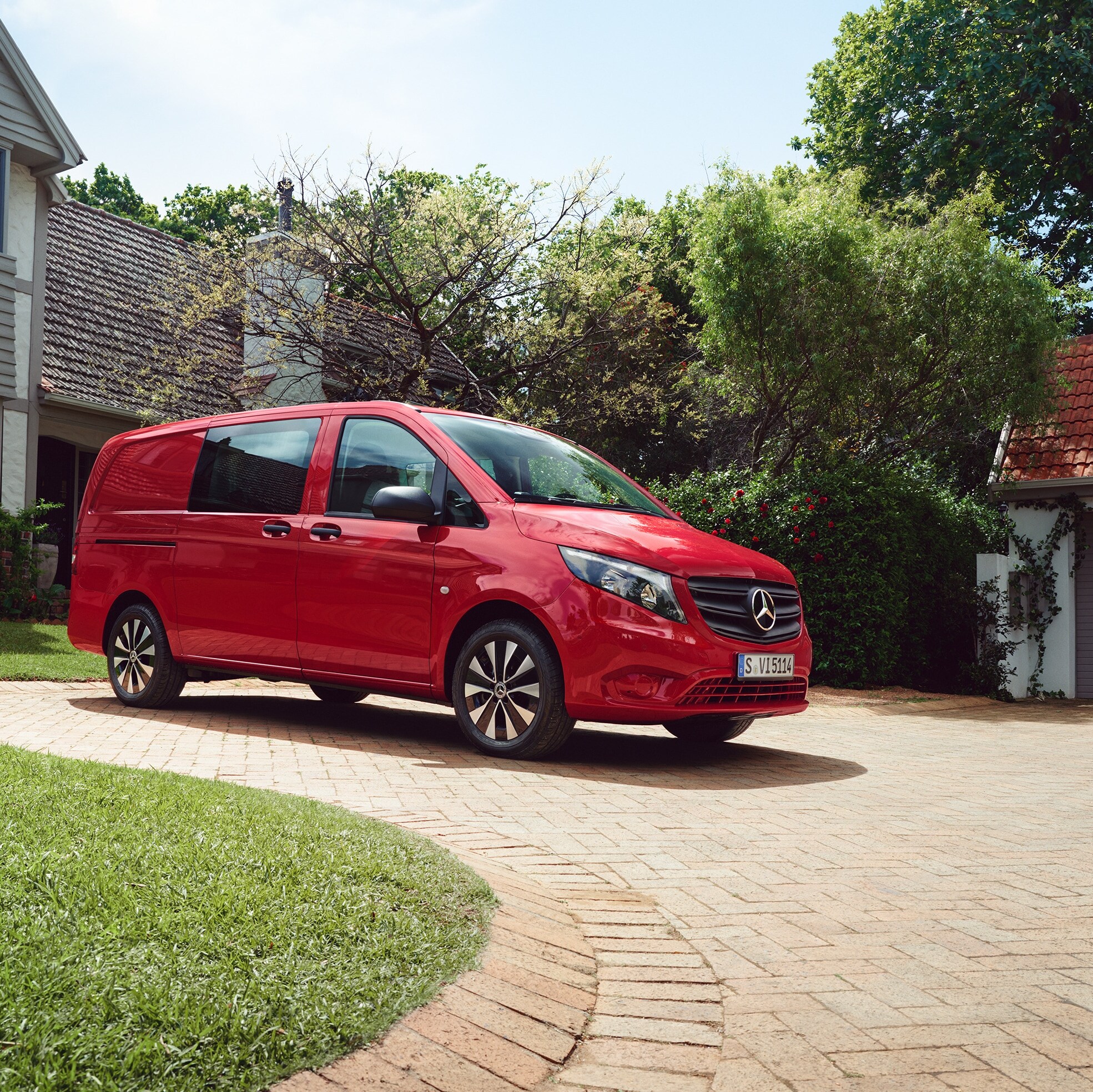 Mercedes‑Benz Vito Mixto w otoczeniu osiedla mieszkaniowego, co podkreśla wszechstronność tego pojazdu w zakresie przewozu zarówno pasażerów, jak i ładunków.